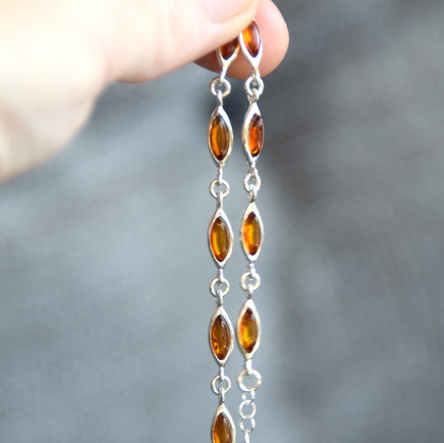 Luminoso bracciale regolabile creato con Ambra naturale di color cognac e Argento 925, MJ Baltica, BB119