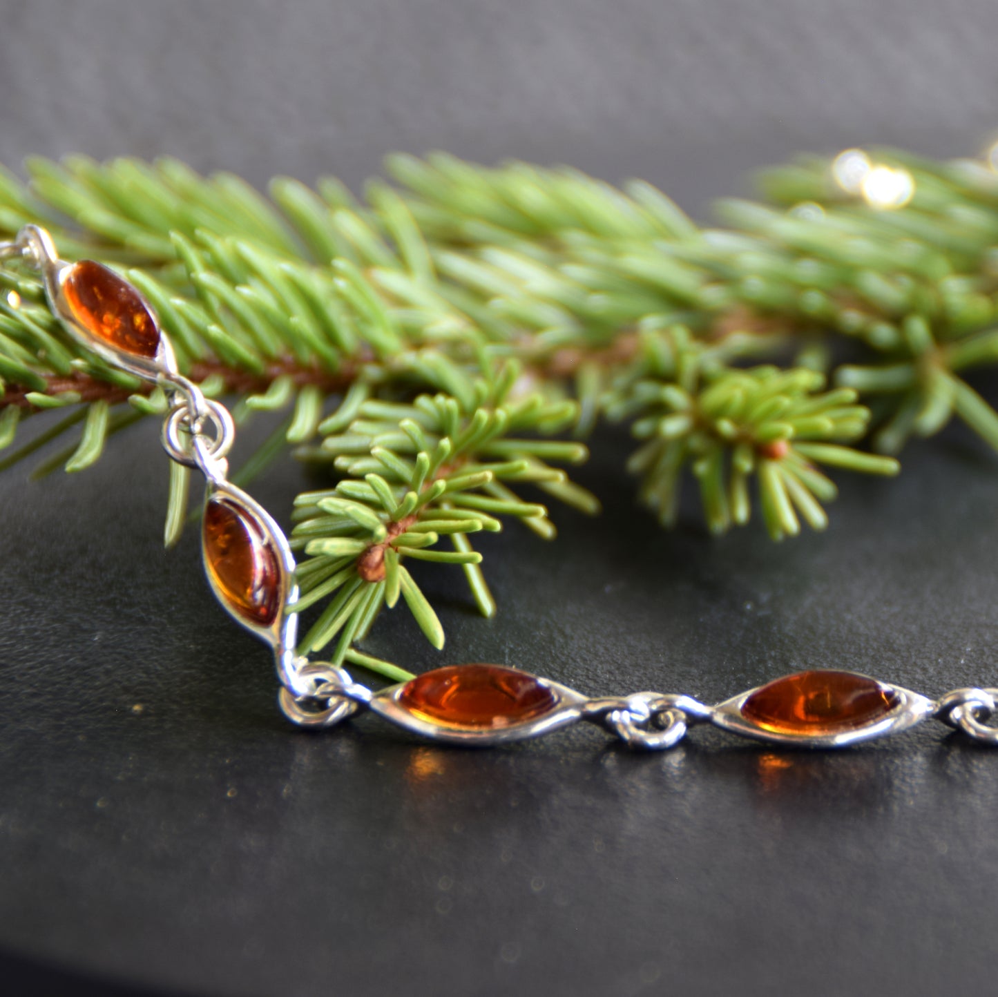 Luminoso bracciale regolabile creato con Ambra naturale di color cognac e Argento 925, MJ Baltica, BB119