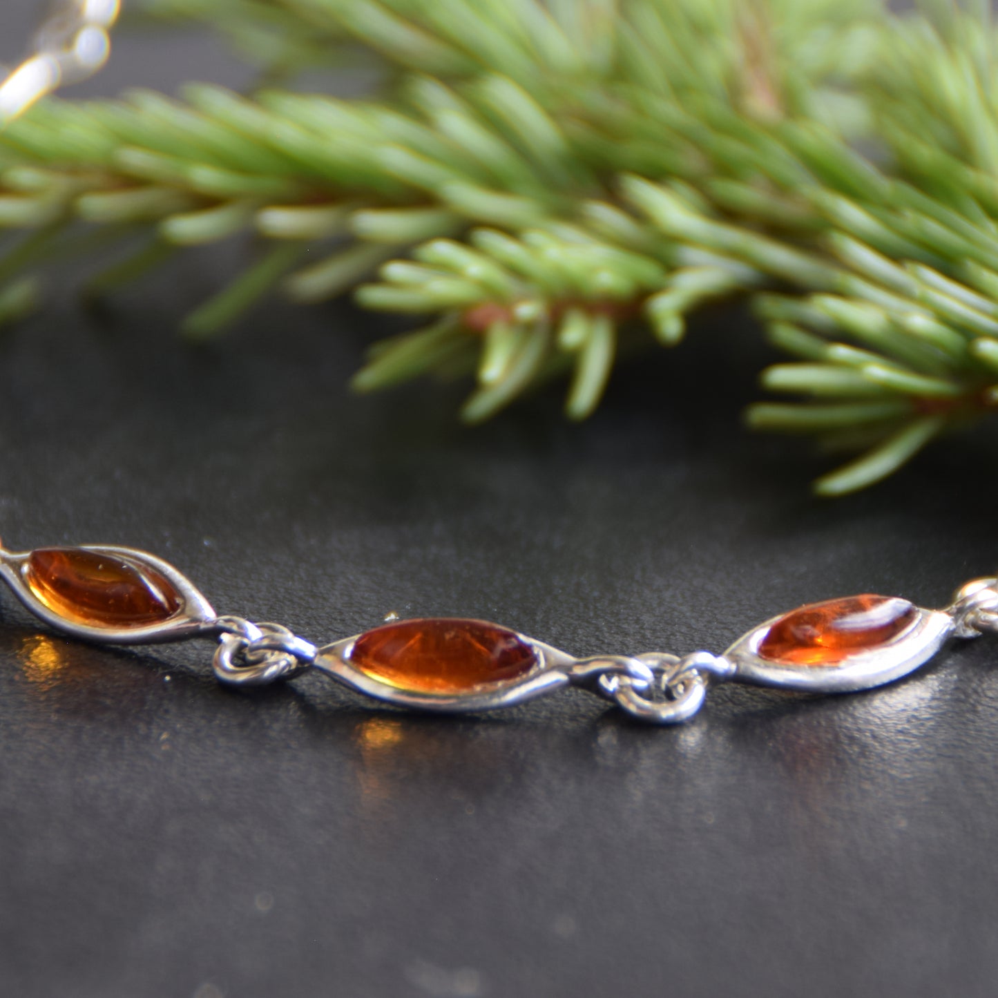 Luminoso bracciale regolabile creato con Ambra naturale di color cognac e Argento 925, MJ Baltica, BB119