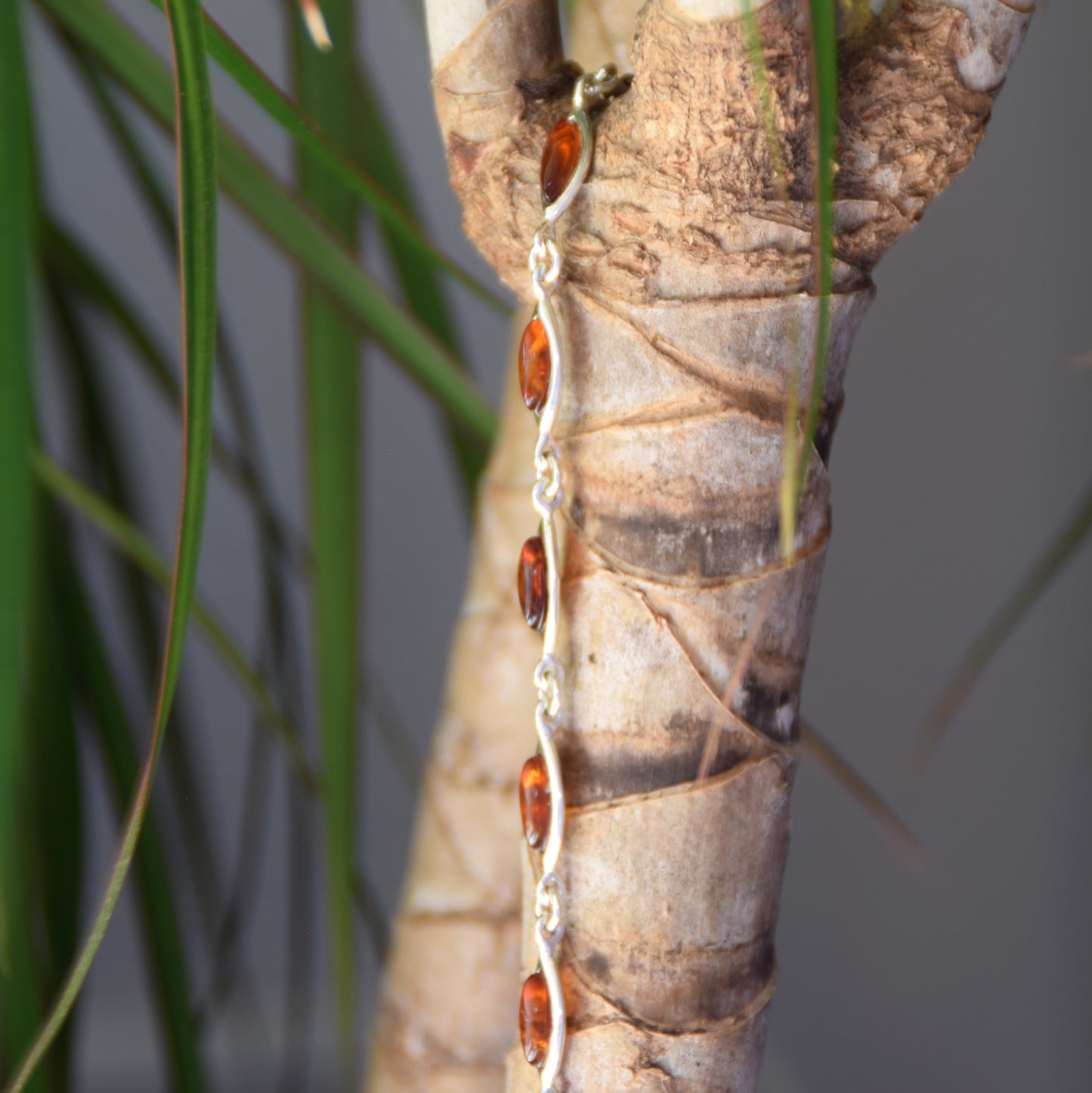 Luminoso bracciale regolabile creato con Ambra naturale di color cognac e Argento 925, MJ Baltica, BB119