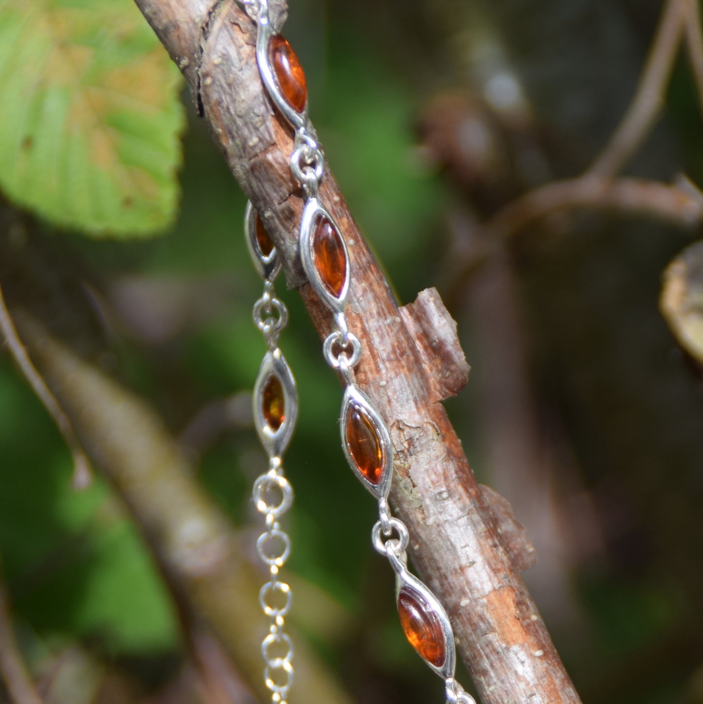 Luminoso bracciale regolabile creato con Ambra naturale di color cognac e Argento 925, MJ Baltica, BB119