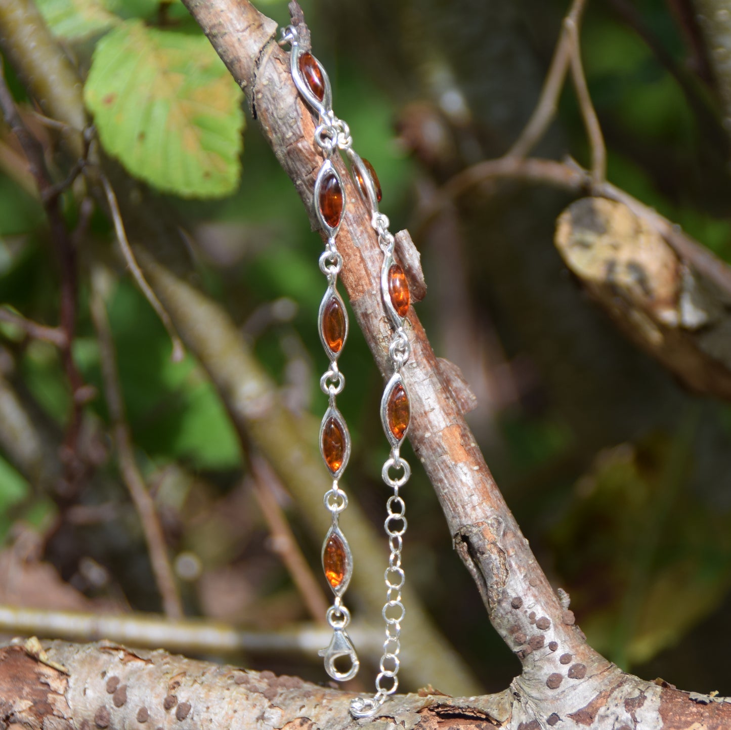 Luminoso bracciale regolabile creato con Ambra naturale di color cognac e Argento 925, MJ Baltica, BB119