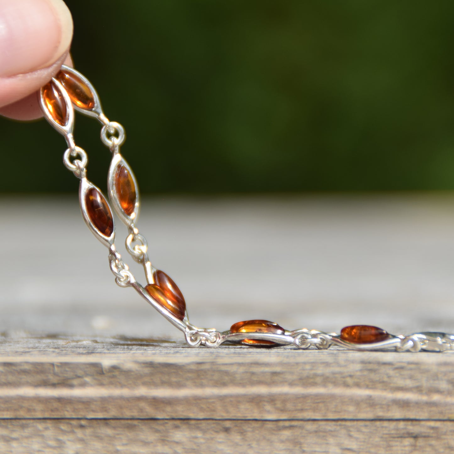 Luminoso bracciale regolabile creato con Ambra naturale di color cognac e Argento 925, MJ Baltica, BB119