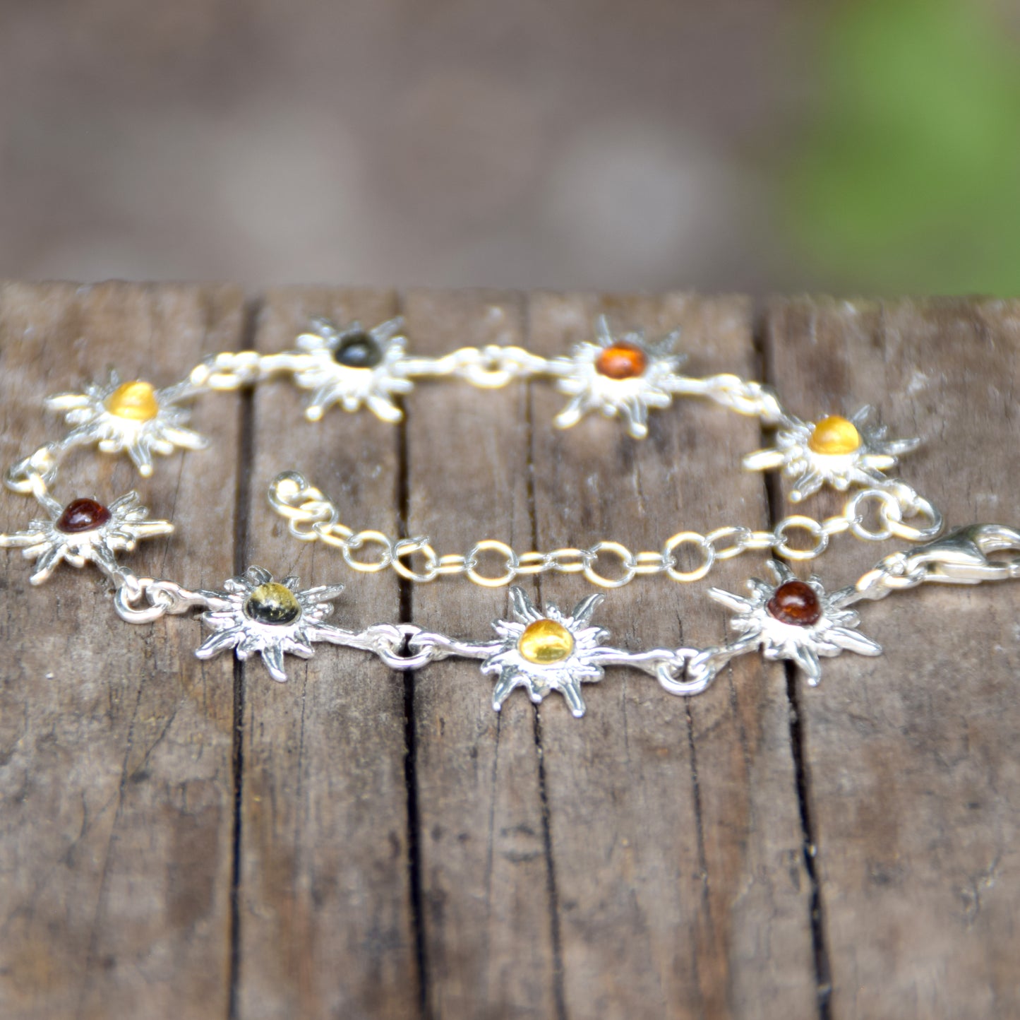 Luminoso bracciale regolabile con delicati soli creato in Ambra naturale di varie tonalità e Argento 925, MJ Baltica, BB120