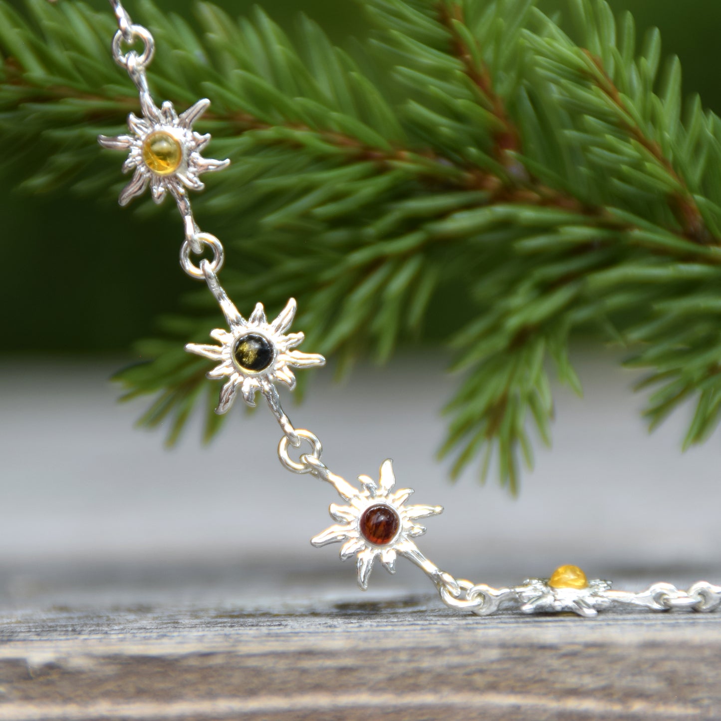 Luminoso bracciale regolabile con delicati soli creato in Ambra naturale di varie tonalità e Argento 925, MJ Baltica, BB120