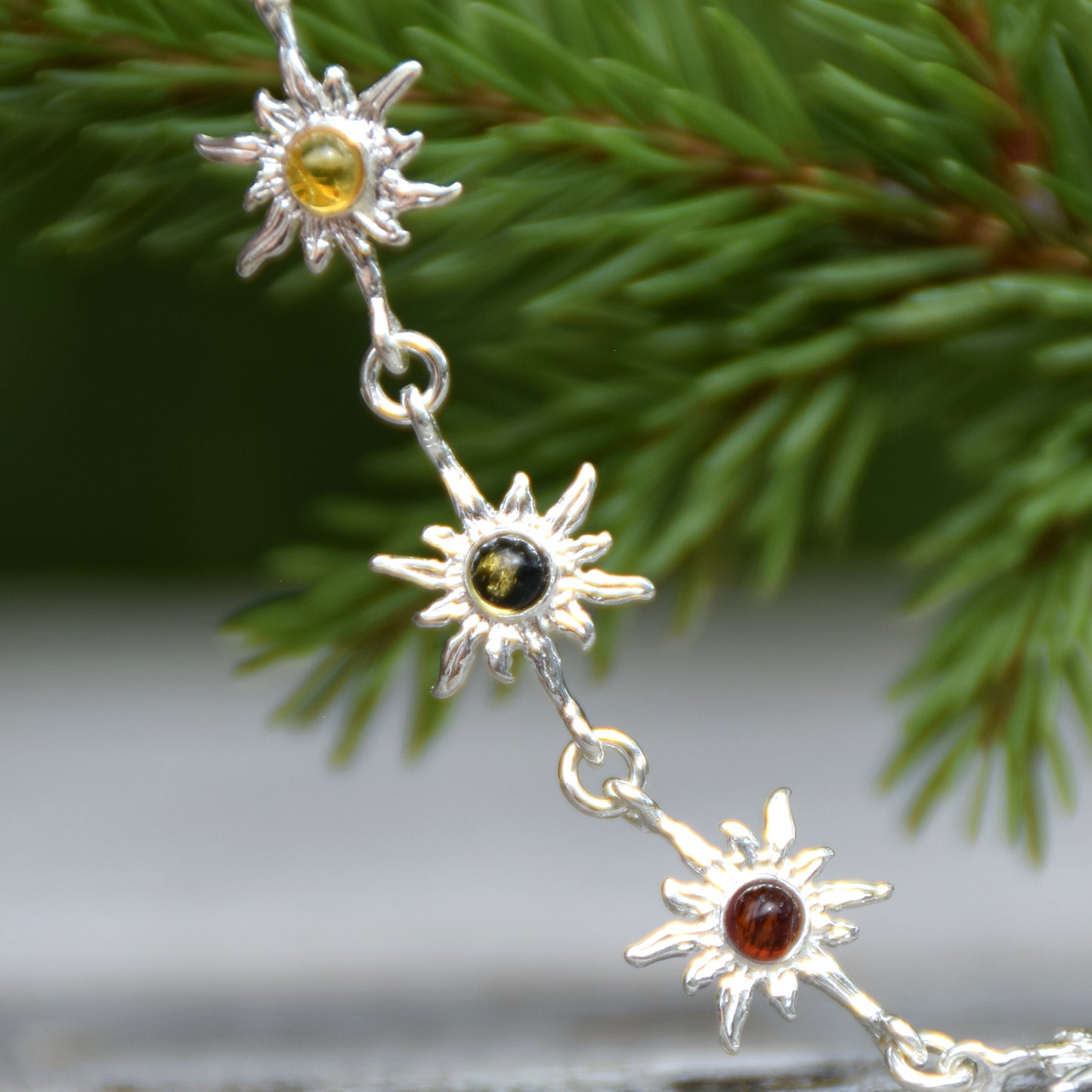 Luminoso bracciale regolabile con delicati soli creato in Ambra naturale di varie tonalità e Argento 925, MJ Baltica, BB120