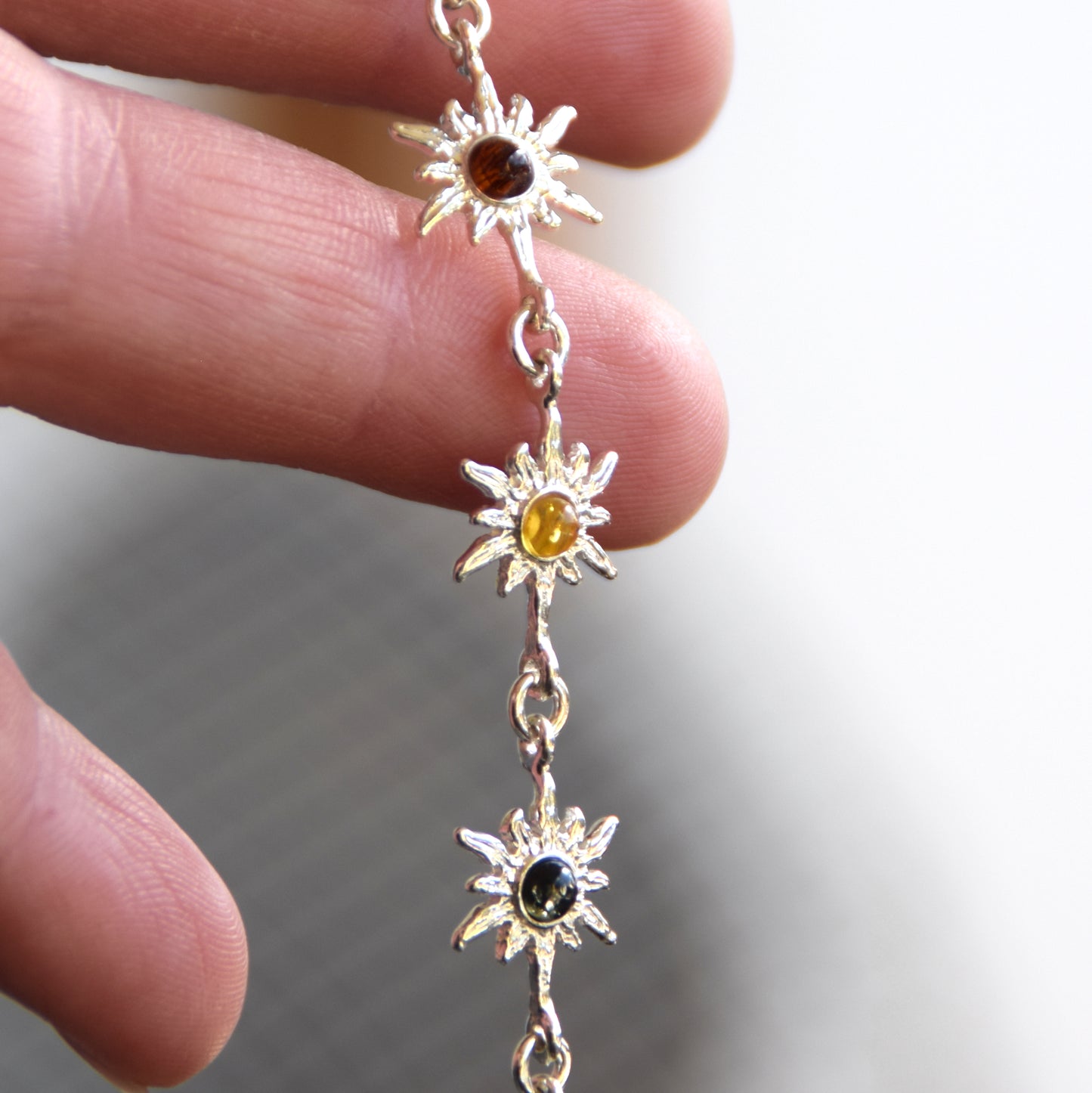 Luminoso bracciale regolabile con delicati soli creato in Ambra naturale di varie tonalità e Argento 925, MJ Baltica, BB120