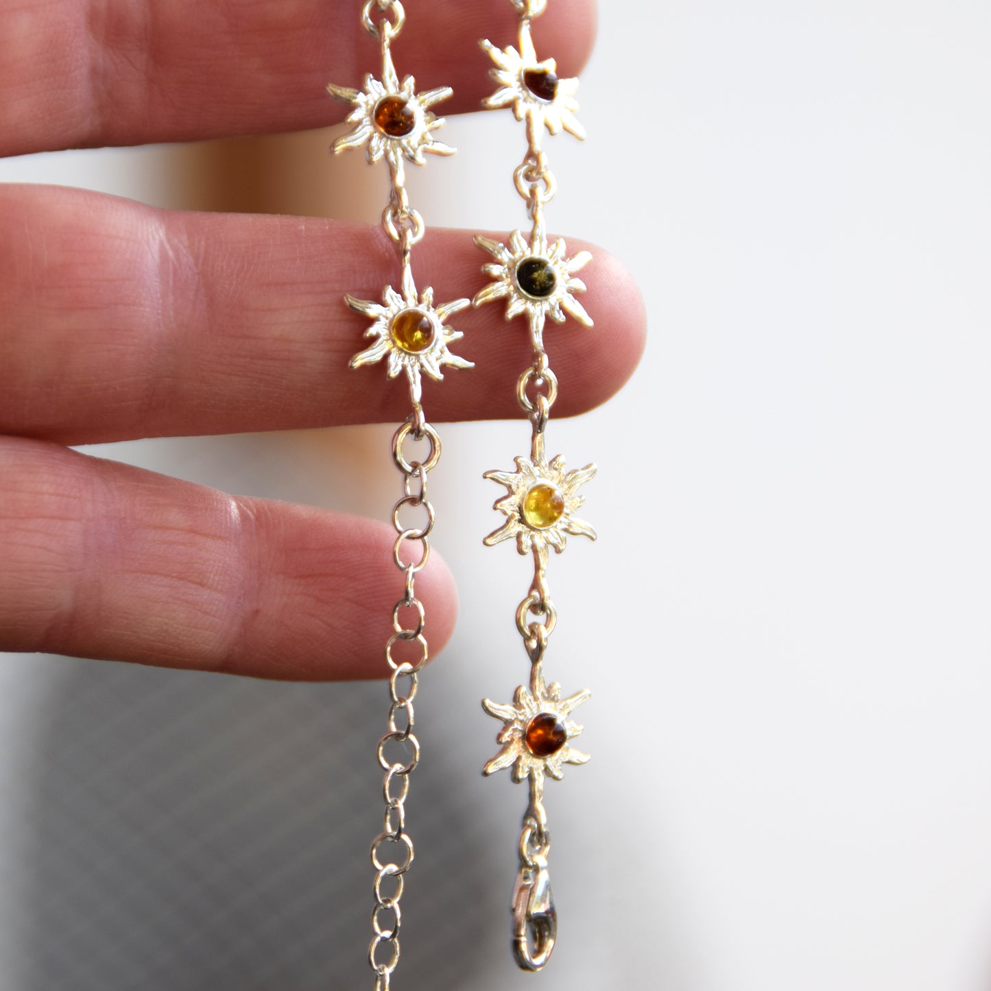 Luminoso bracciale regolabile con delicati soli creato in Ambra naturale di varie tonalità e Argento 925, MJ Baltica, BB120