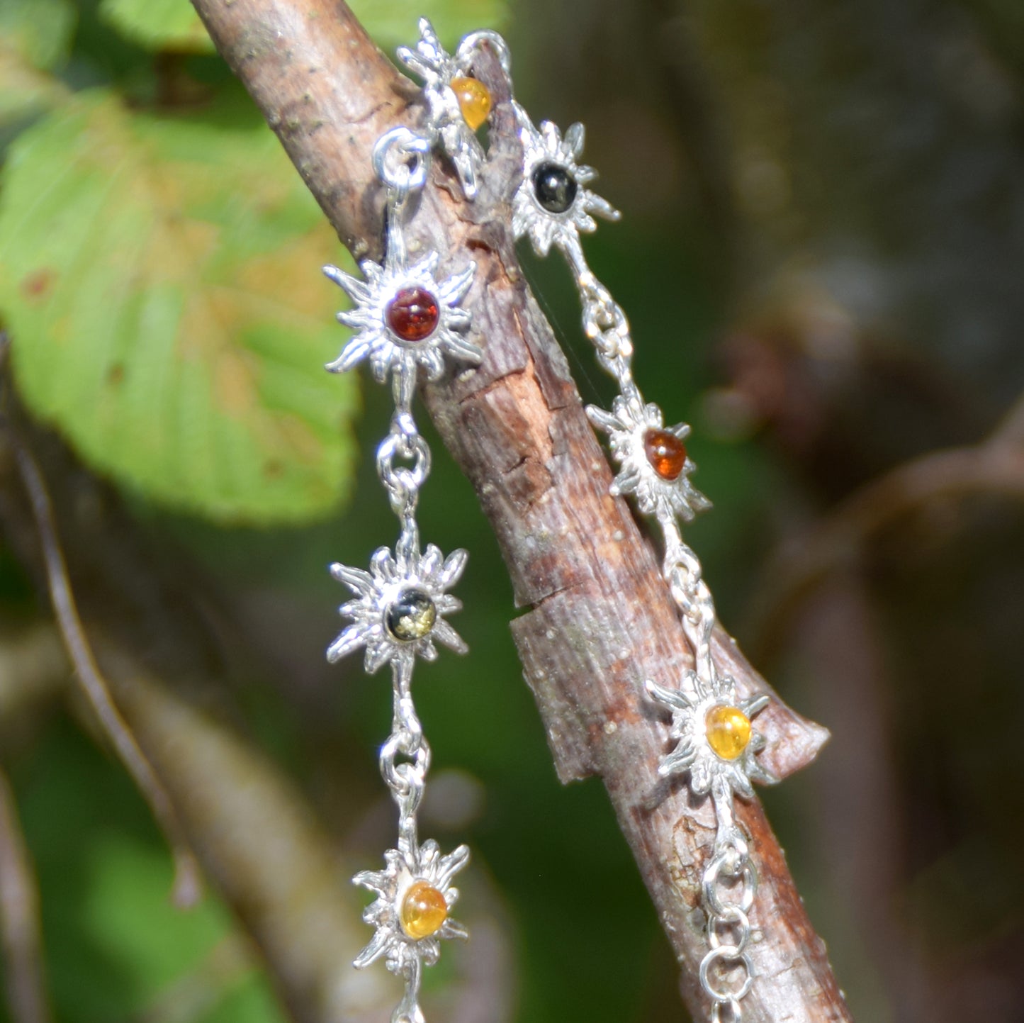 Luminoso bracciale regolabile con delicati soli creato in Ambra naturale di varie tonalità e Argento 925, MJ Baltica, BB120