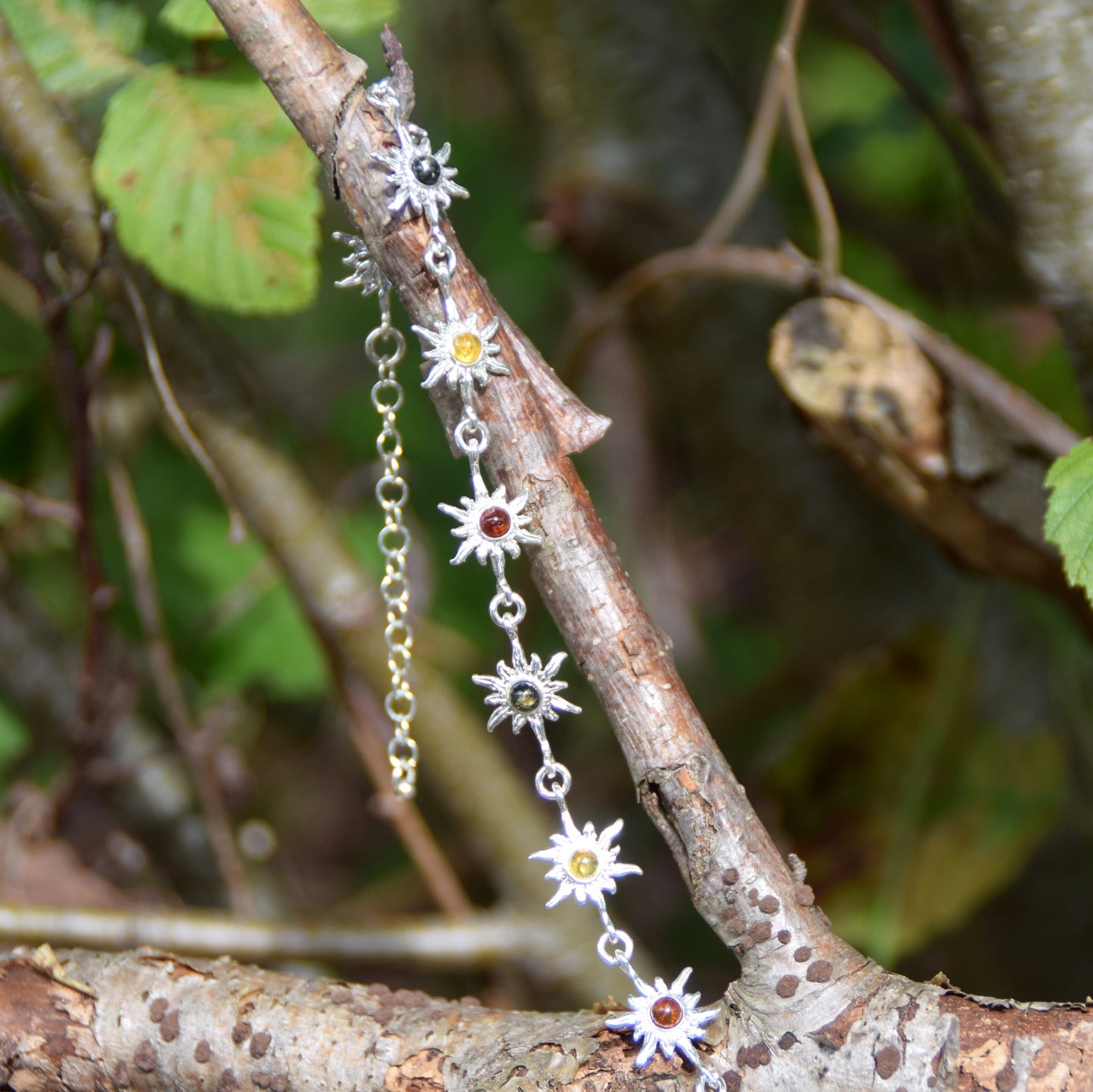 Luminoso bracciale regolabile con delicati soli creato in Ambra naturale di varie tonalità e Argento 925, MJ Baltica, BB120