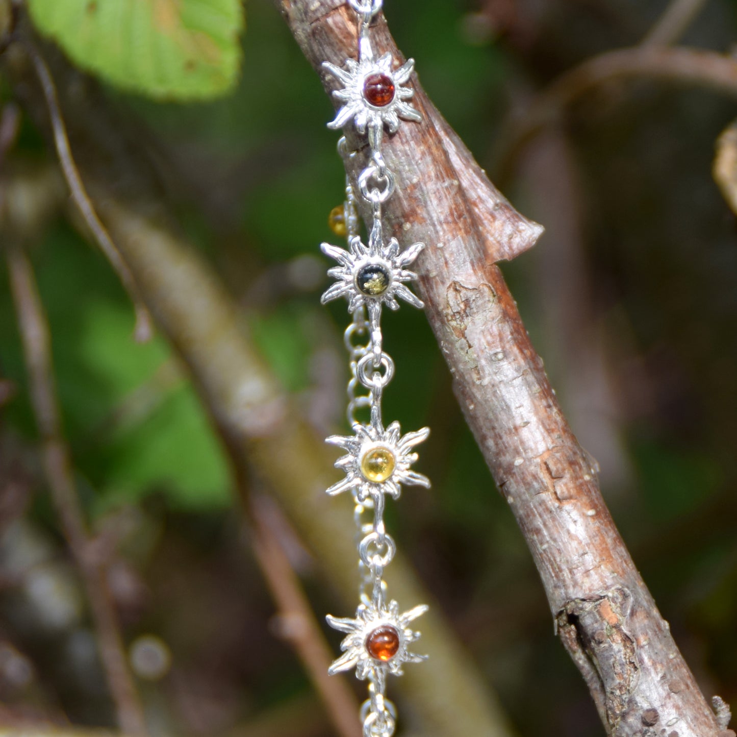 Luminoso bracciale regolabile con delicati soli creato in Ambra naturale di varie tonalità e Argento 925, MJ Baltica, BB120