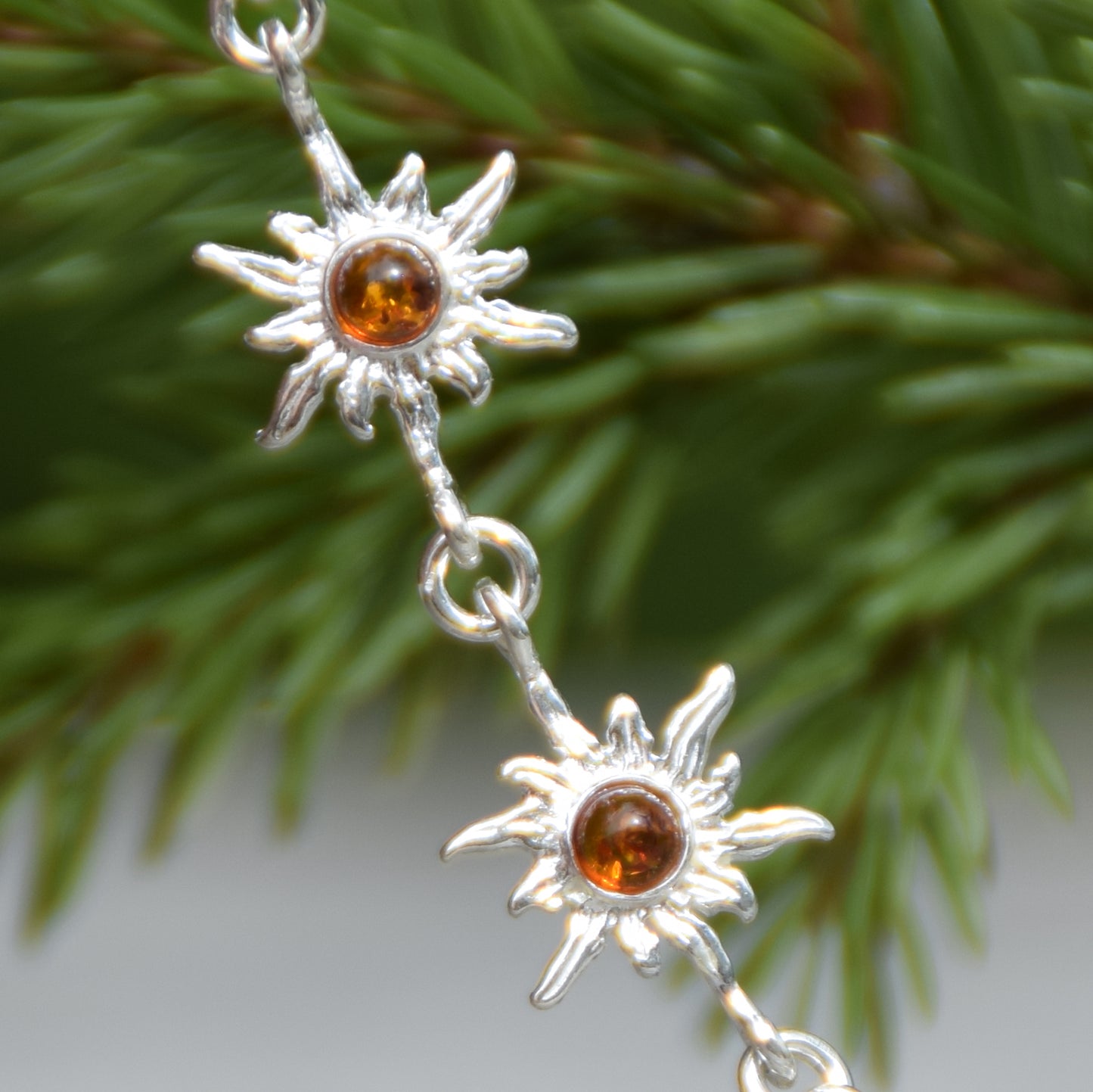Luminoso bracciale regolabile con delicati soli creato in Ambra naturale di color cognac e Argento 925, MJ Baltica, BB121