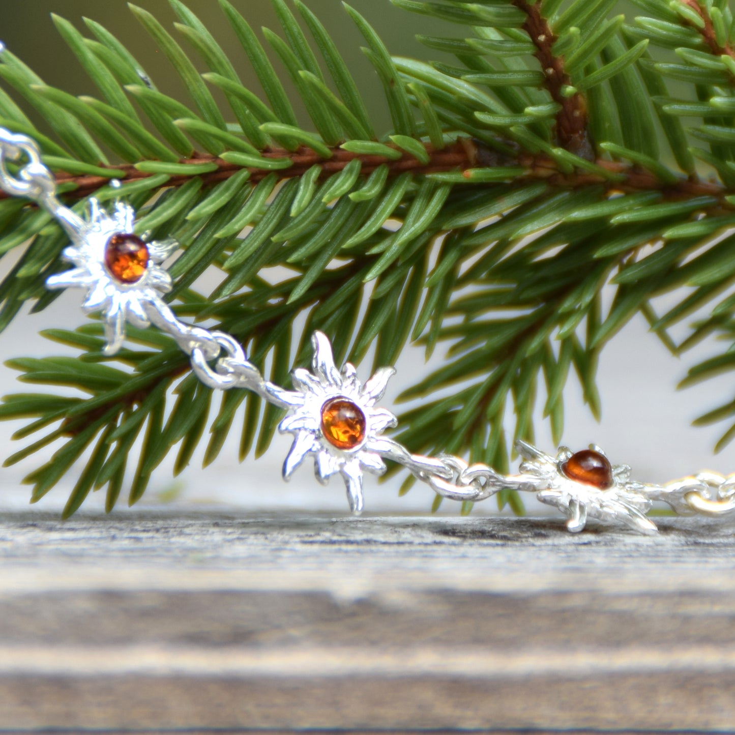 Luminoso bracciale regolabile con delicati soli creato in Ambra naturale di color cognac e Argento 925, MJ Baltica, BB121