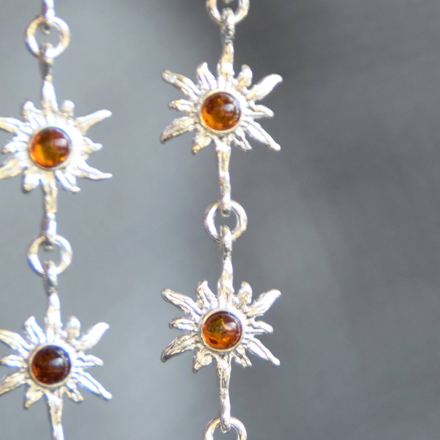 Luminoso bracciale regolabile con delicati soli creato in Ambra naturale di color cognac e Argento 925, MJ Baltica, BB121