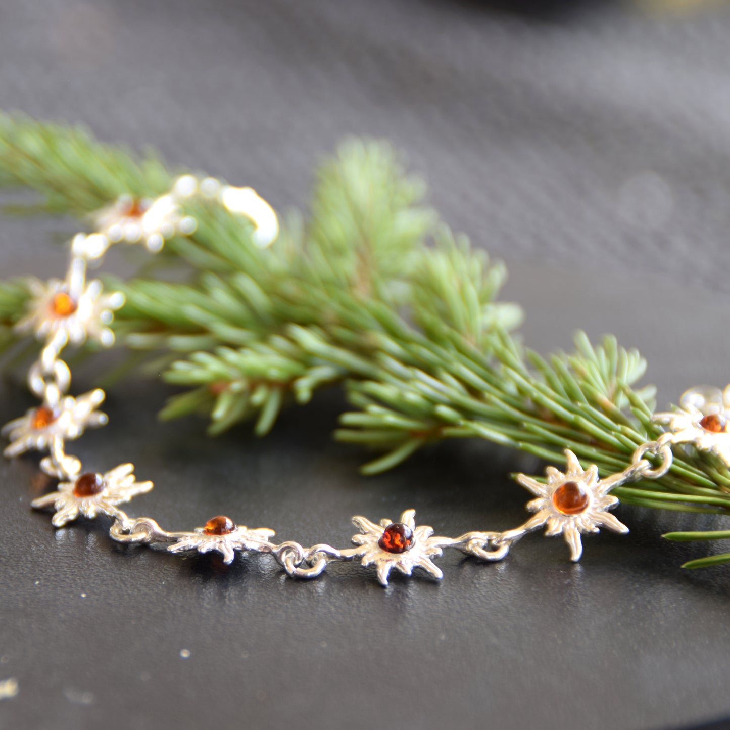 Luminoso bracciale regolabile con delicati soli creato in Ambra naturale di color cognac e Argento 925, MJ Baltica, BB121