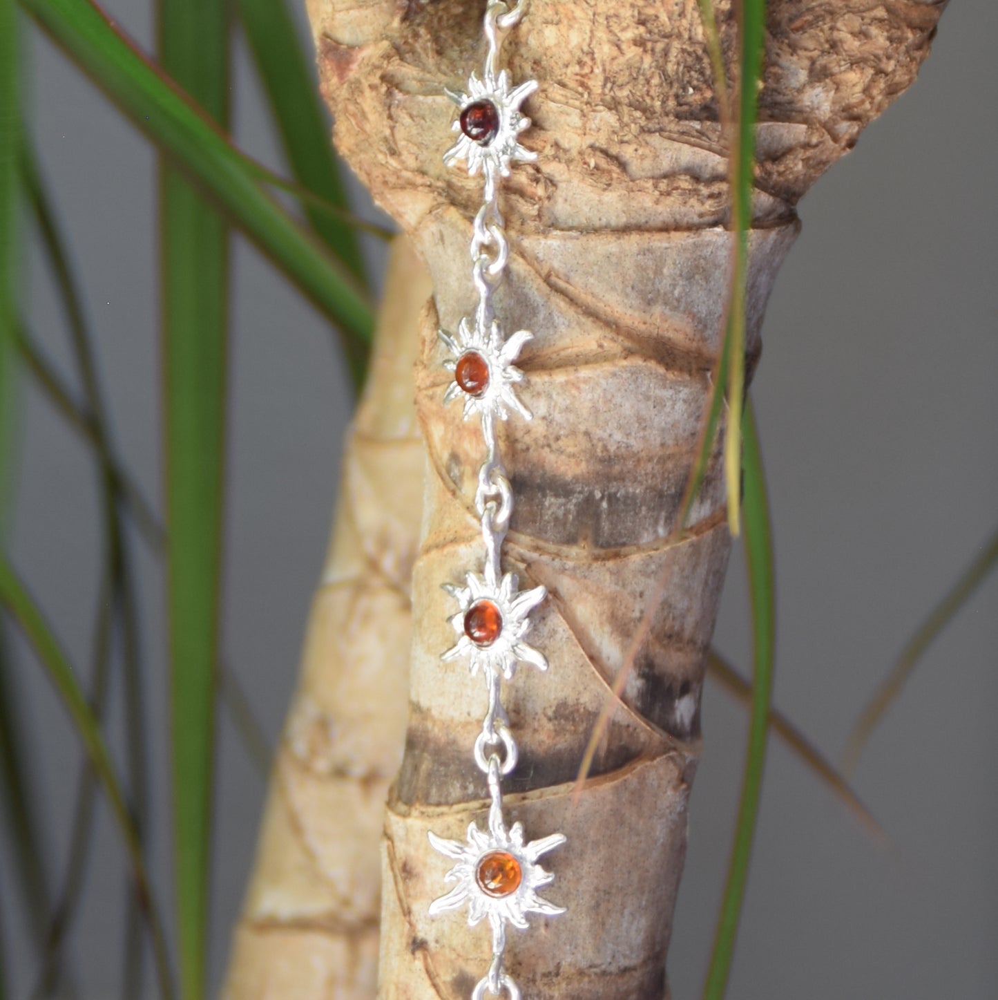 Luminoso bracciale regolabile con delicati soli creato in Ambra naturale di color cognac e Argento 925, MJ Baltica, BB121