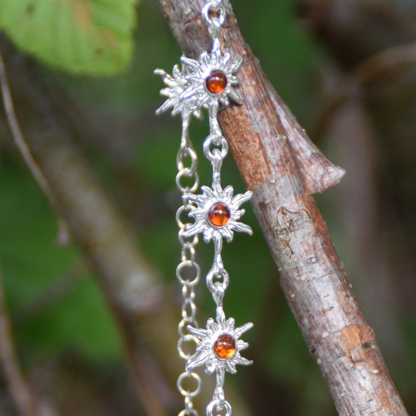 Luminoso bracciale regolabile con delicati soli creato in Ambra naturale di color cognac e Argento 925, MJ Baltica, BB121