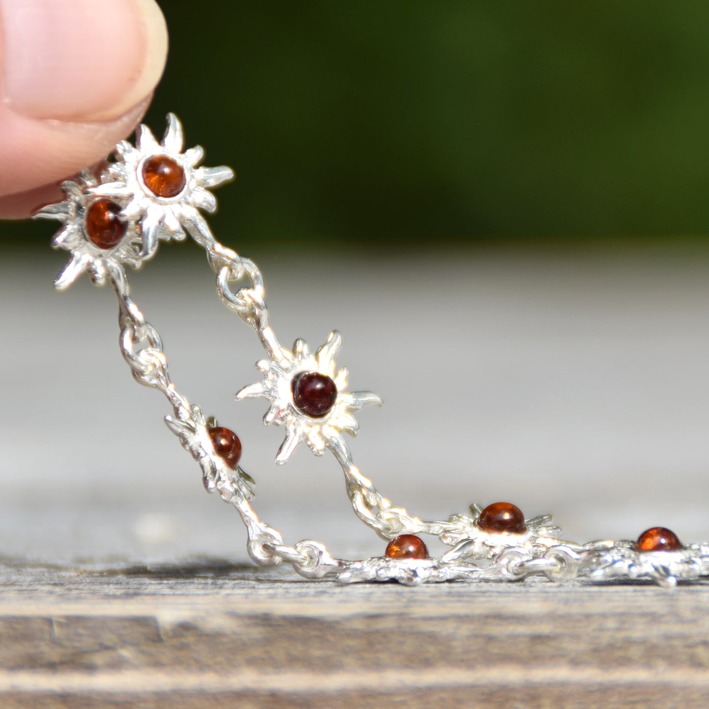 Luminoso bracciale regolabile con delicati soli creato in Ambra naturale di color cognac e Argento 925, MJ Baltica, BB121