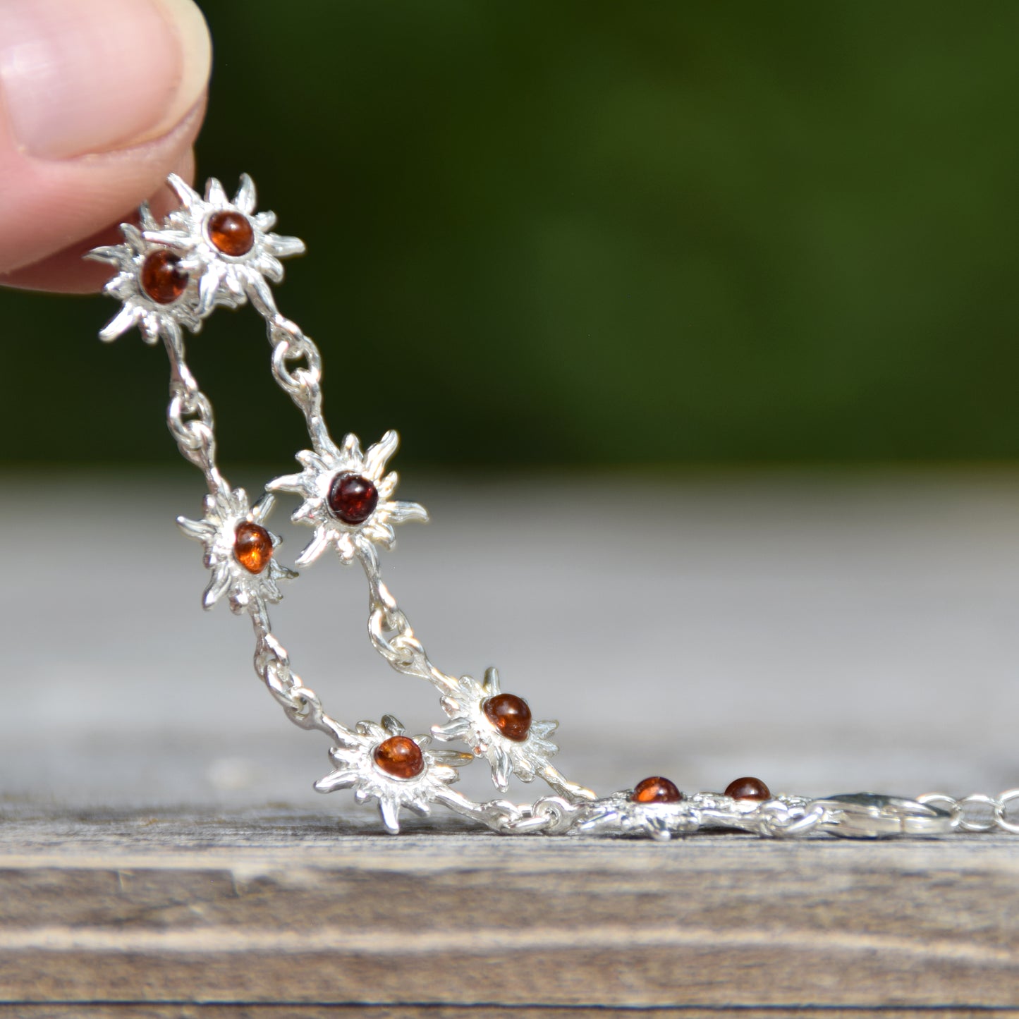 Luminoso bracciale regolabile con delicati soli creato in Ambra naturale di color cognac e Argento 925, MJ Baltica, BB121