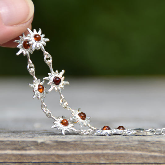 Luminoso bracciale regolabile con delicati soli creato in Ambra naturale di color cognac e Argento 925, MJ Baltica, BB121