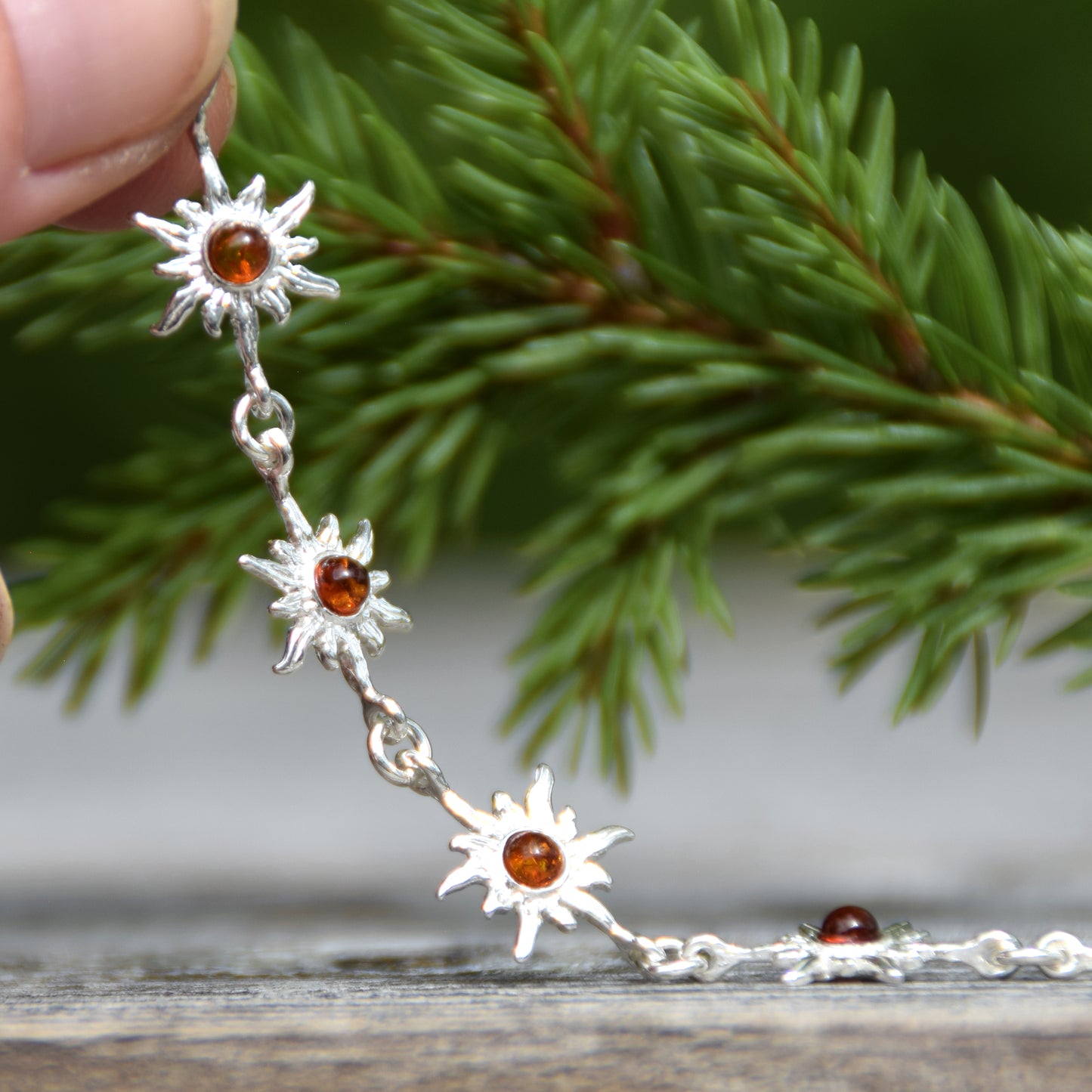 Luminoso bracciale regolabile con delicati soli creato in Ambra naturale di color cognac e Argento 925, MJ Baltica, BB121