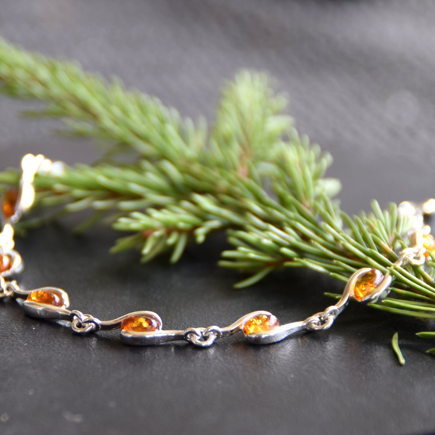 Luminoso bracciale regolabile creato con Ambra naturale di color cognac e Argento 925, MJ Baltica, BB122