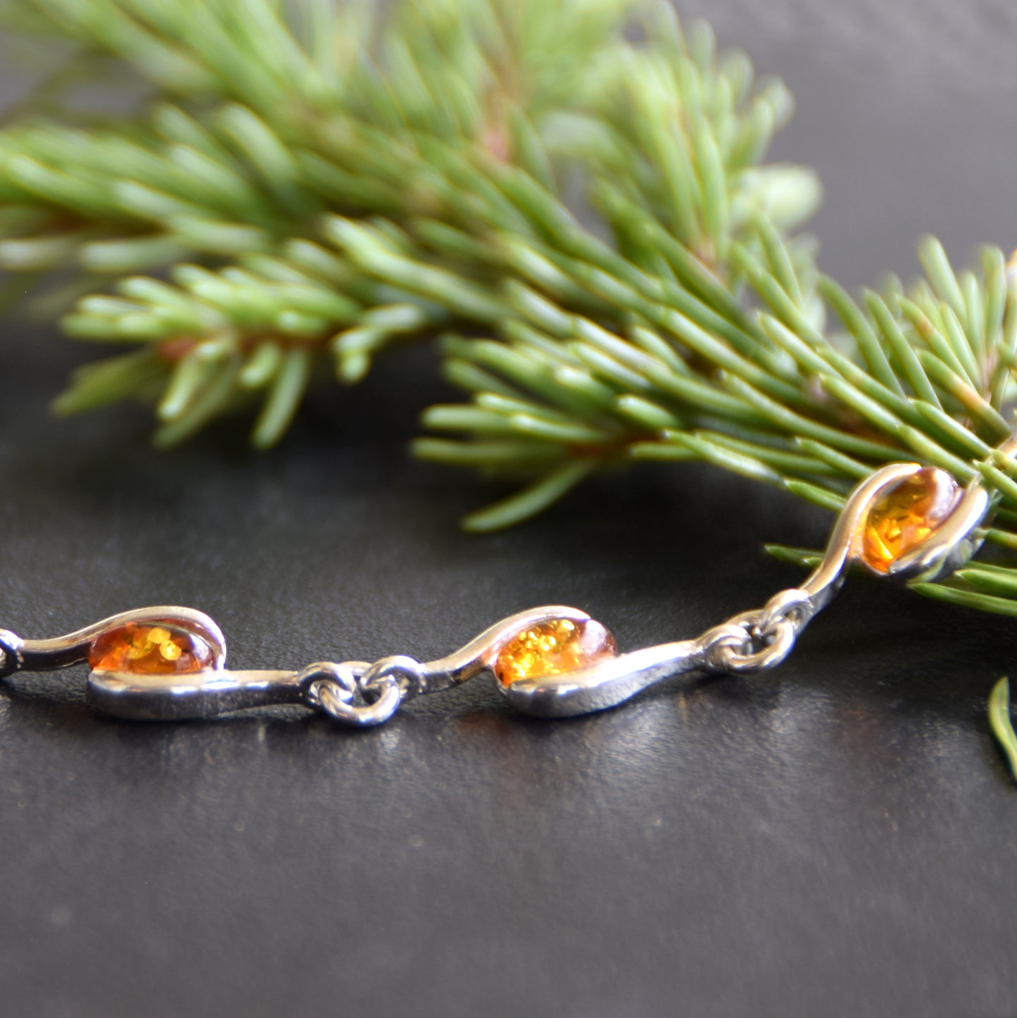 Luminoso bracciale regolabile creato con Ambra naturale di color cognac e Argento 925, MJ Baltica, BB122