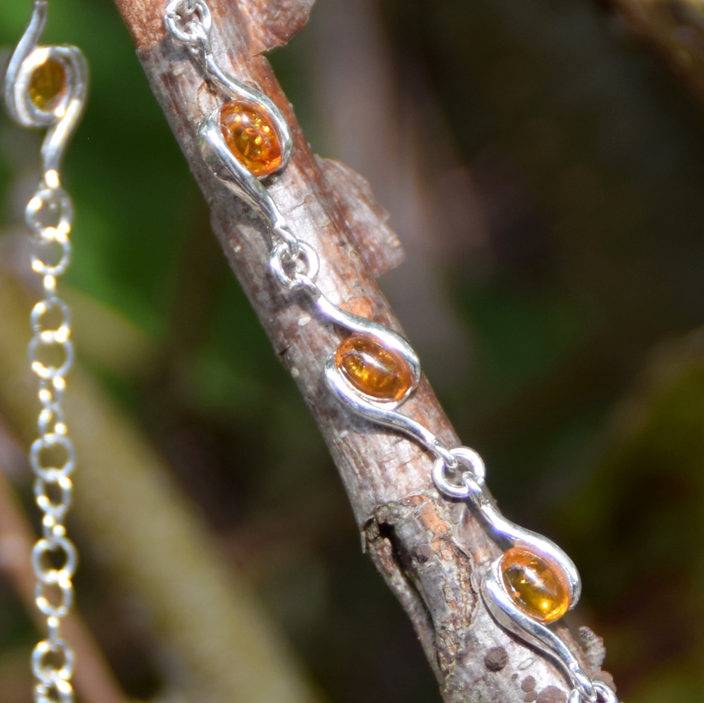 Luminoso bracciale regolabile creato con Ambra naturale di color cognac e Argento 925, MJ Baltica, BB122