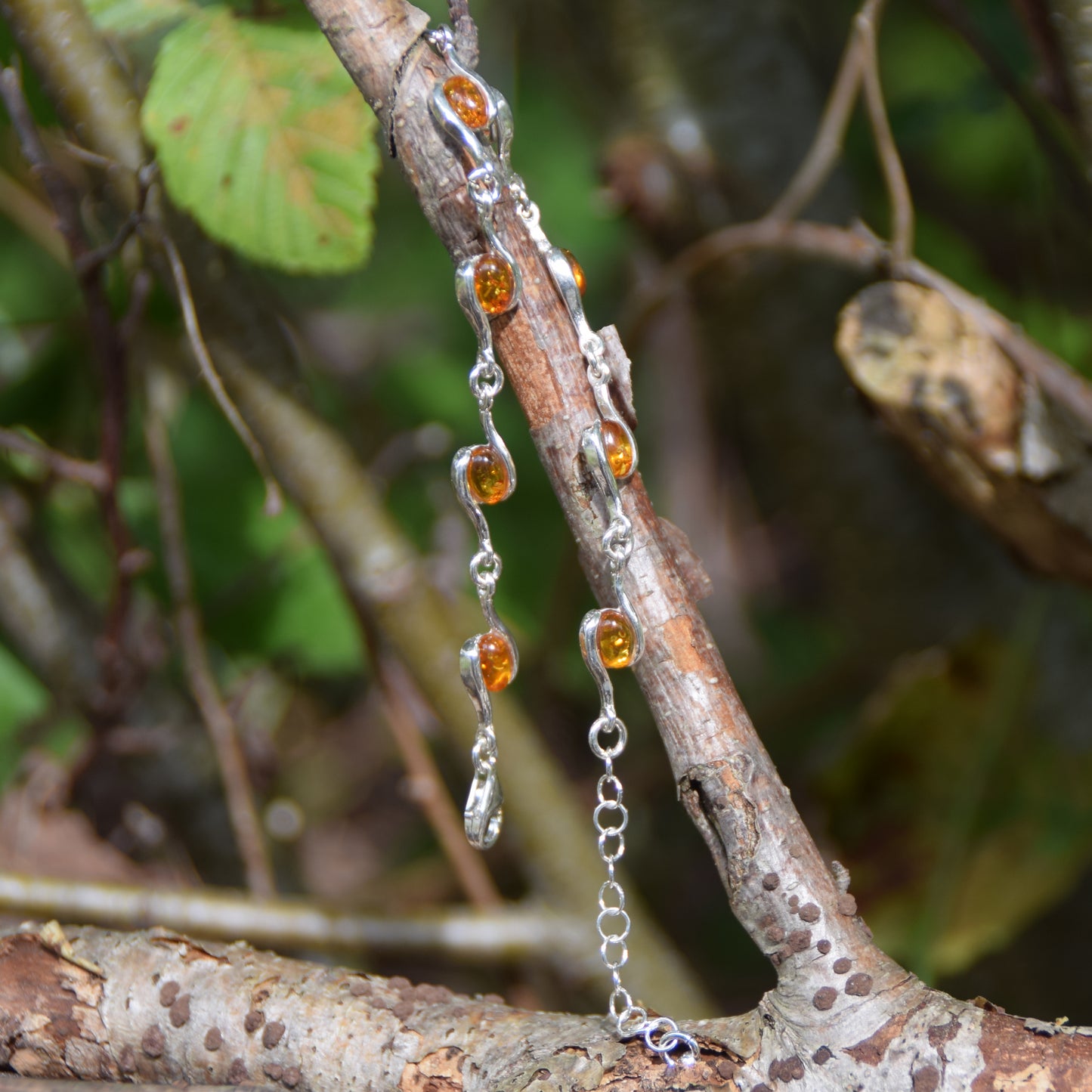 Luminoso bracciale regolabile creato con Ambra naturale di color cognac e Argento 925, MJ Baltica, BB122