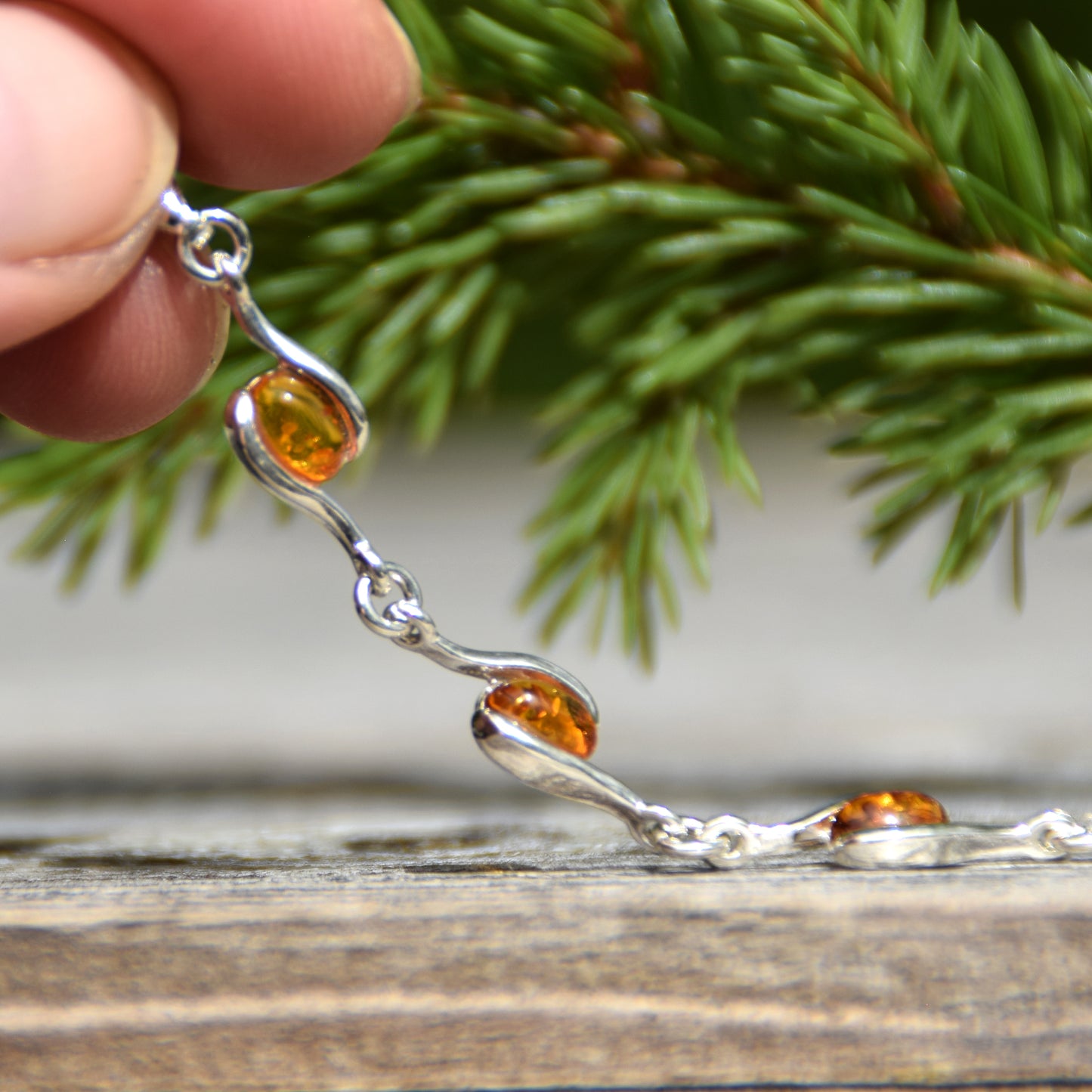 Luminoso bracciale regolabile creato con Ambra naturale di color cognac e Argento 925, MJ Baltica, BB122