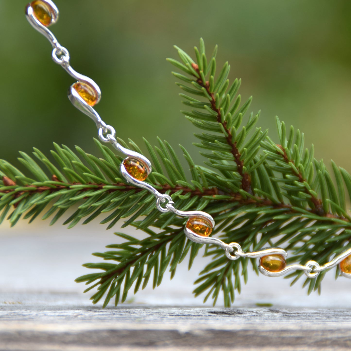 Luminoso bracciale regolabile creato con Ambra naturale di color cognac e Argento 925, MJ Baltica, BB122