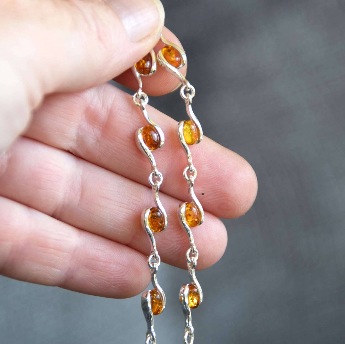 Luminoso bracciale regolabile creato con Ambra naturale di color cognac e Argento 925, MJ Baltica, BB122