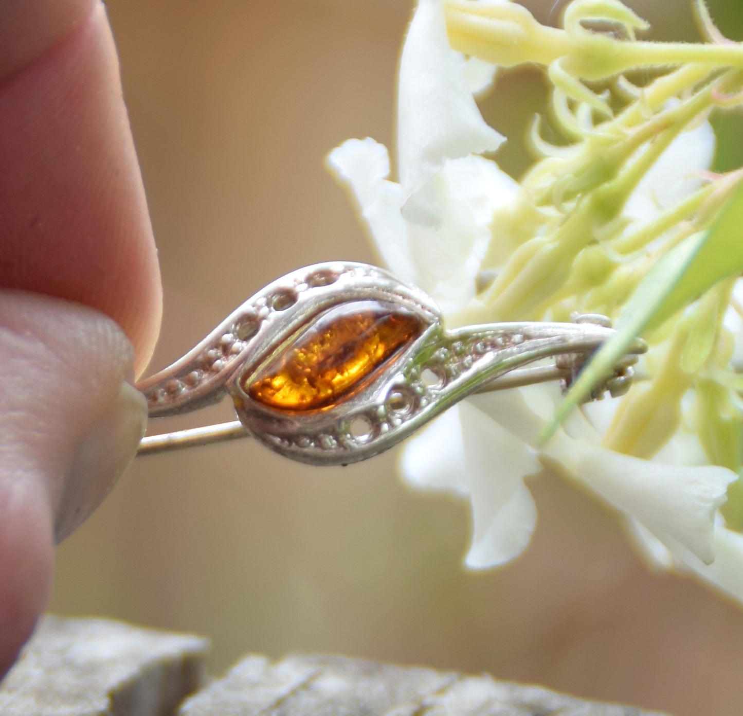 Delicata spilla creata con Ambra naturale color cognac e Argento 925, MJ Baltica, BBR004