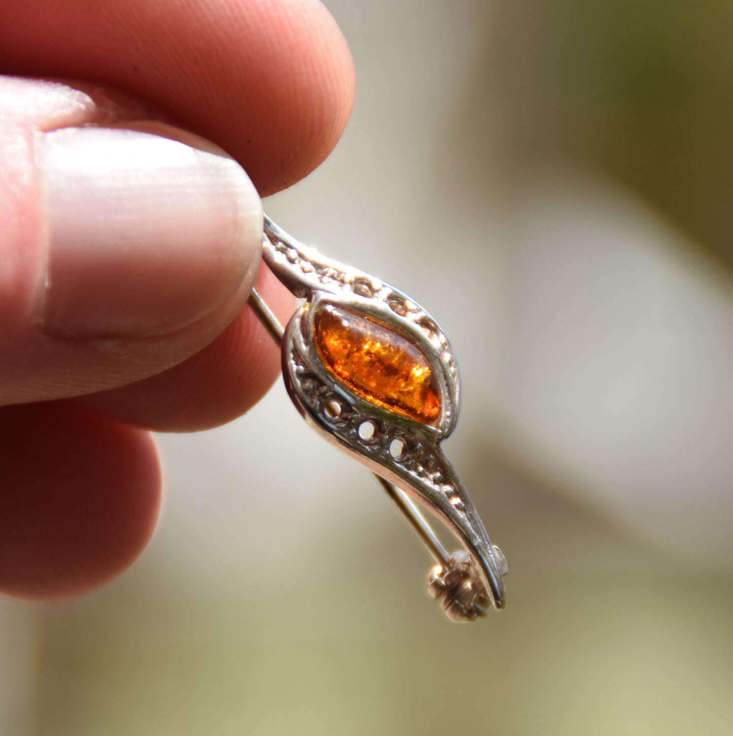 Delicata spilla creata con Ambra naturale color cognac e Argento 925, MJ Baltica, BBR004