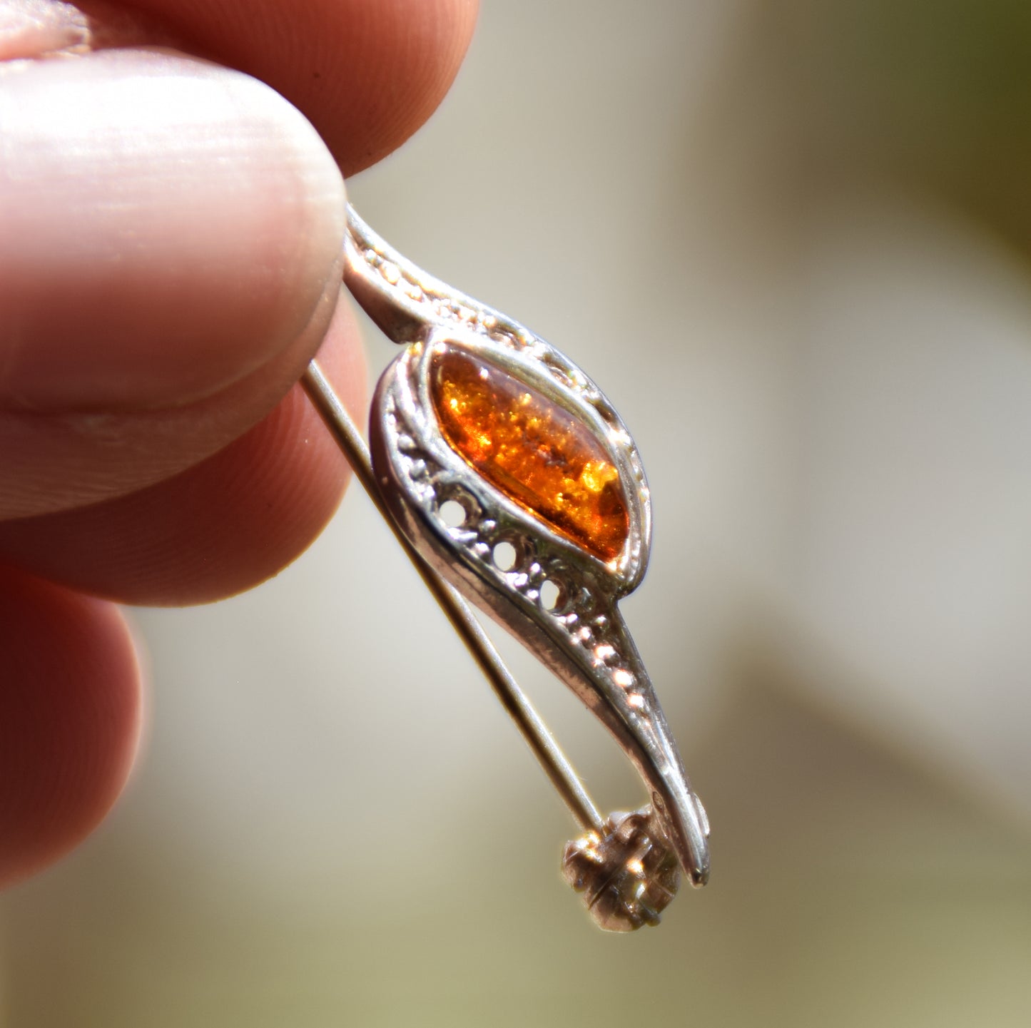 Delicata spilla creata con Ambra naturale color cognac e Argento 925, MJ Baltica, BBR004