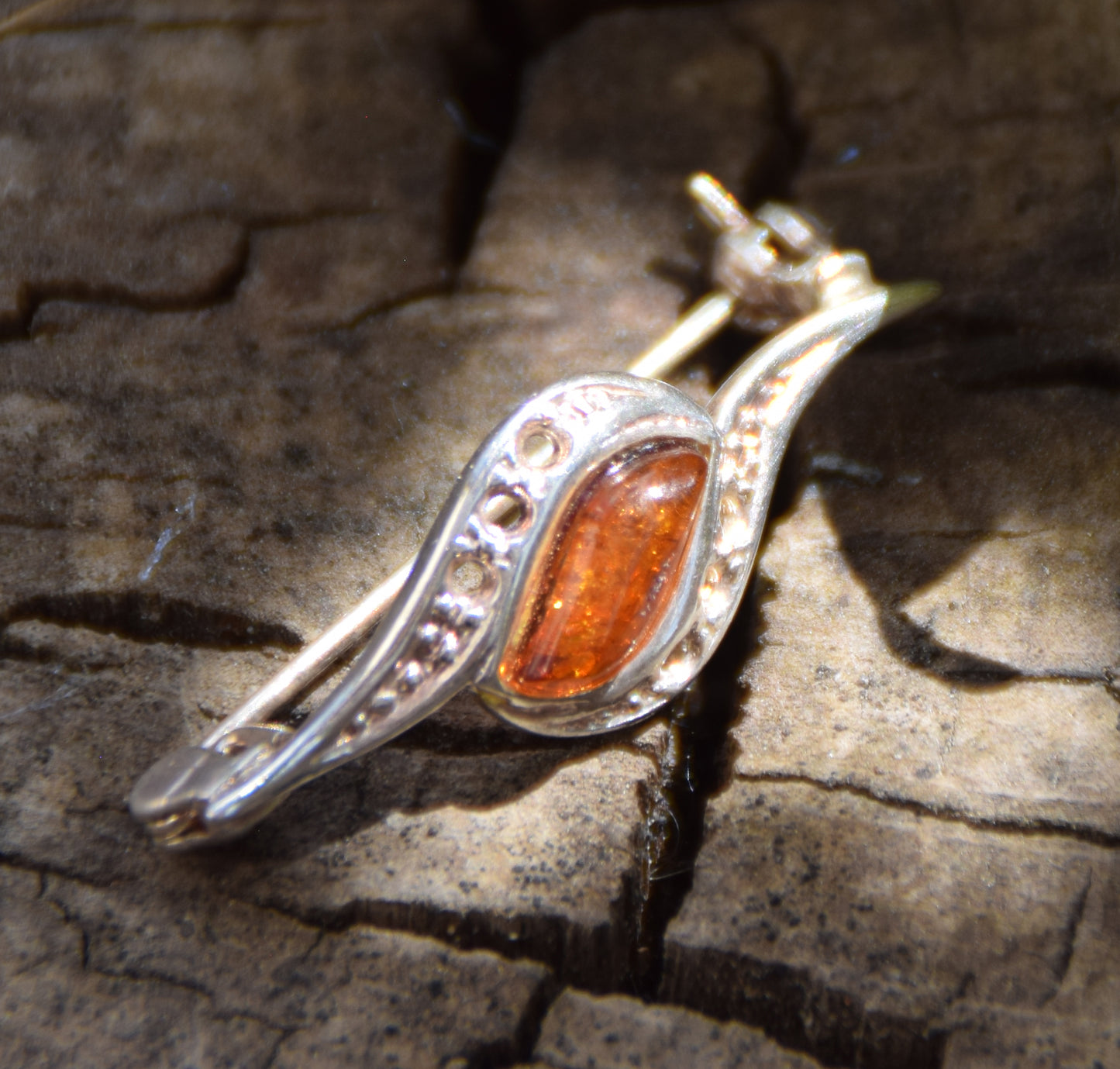 Delicata spilla creata con Ambra naturale color cognac e Argento 925, MJ Baltica, BBR004