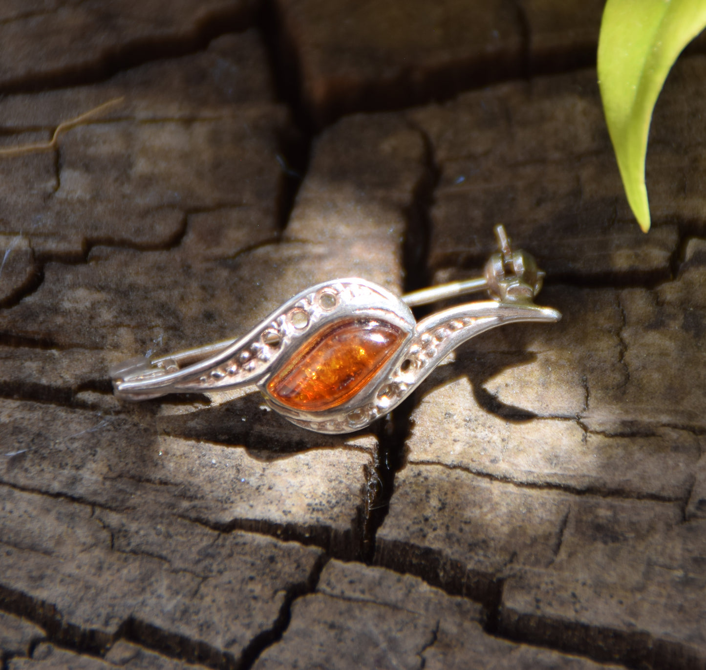 Delicata spilla creata con Ambra naturale color cognac e Argento 925, MJ Baltica, BBR004