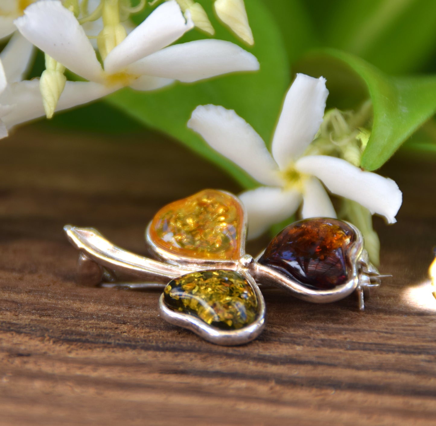 Elegante Kleeblattbrosche aus Naturbernstein in verschiedenen Farbtönen und 925er Silber, MJ Baltica, BBR011