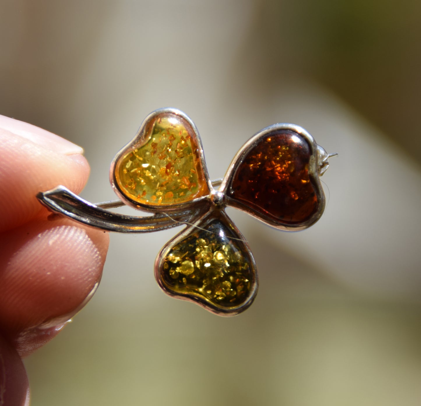 Elegante Kleeblattbrosche aus Naturbernstein in verschiedenen Farbtönen und 925er Silber, MJ Baltica, BBR011