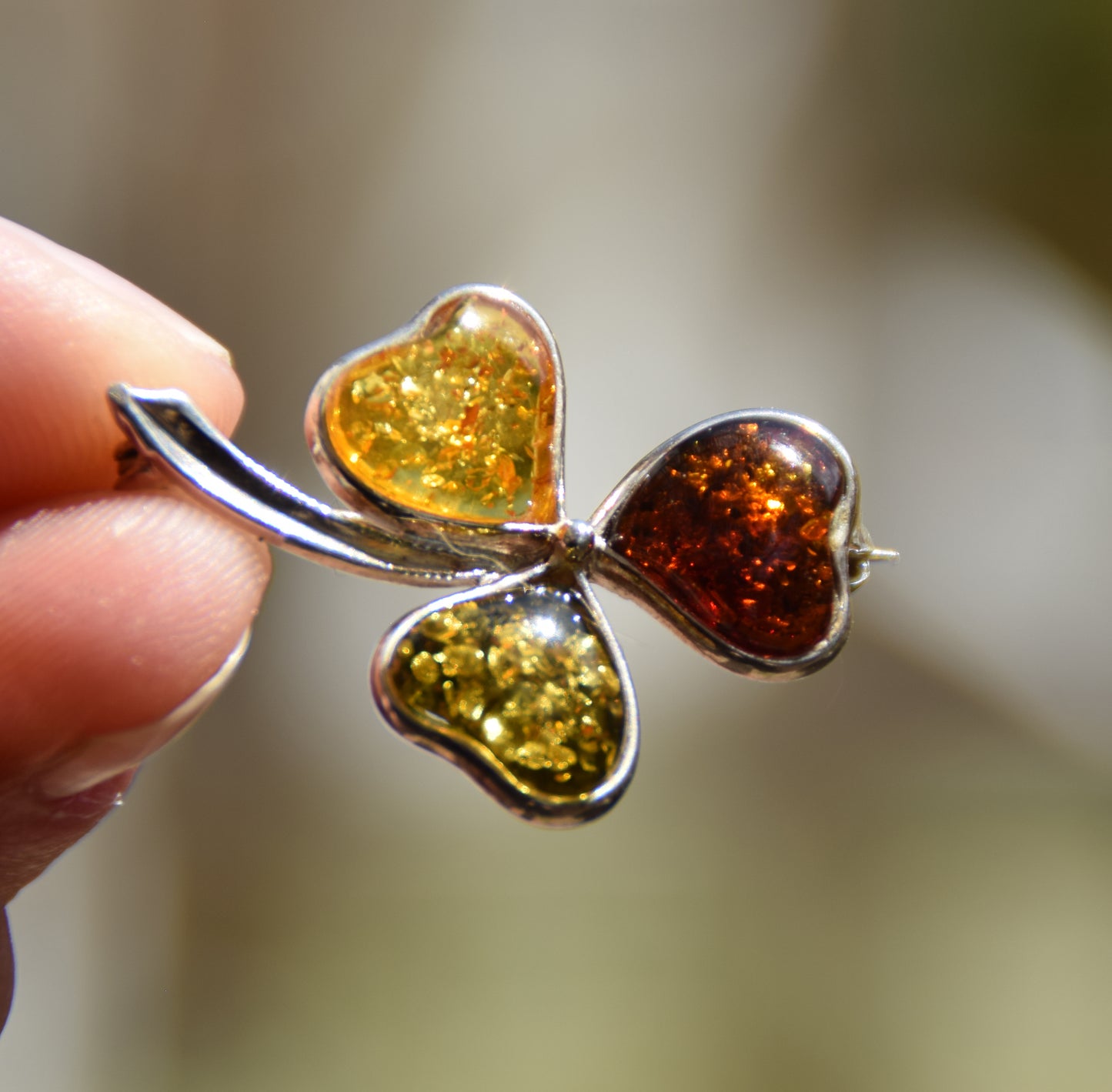 Elegante Kleeblattbrosche aus Naturbernstein in verschiedenen Farbtönen und 925er Silber, MJ Baltica, BBR011