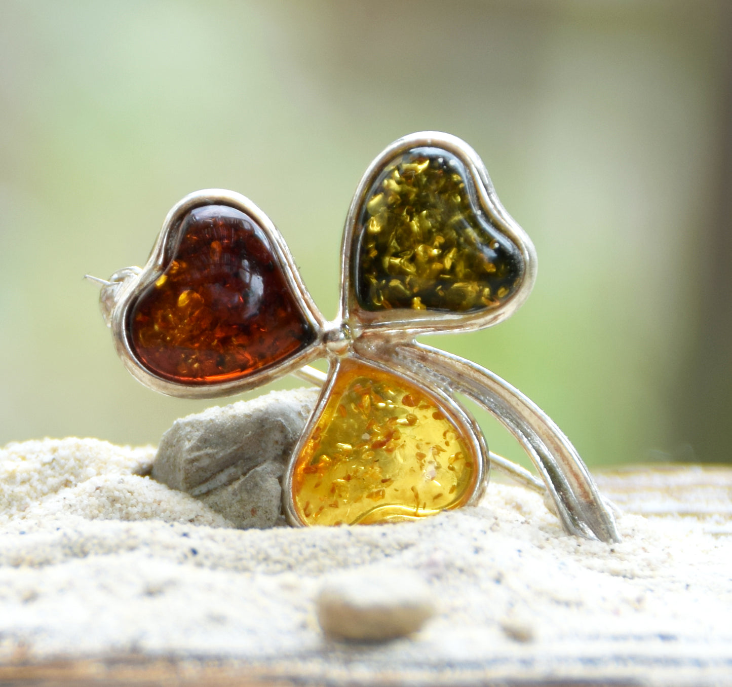 Elegante Kleeblattbrosche aus Naturbernstein in verschiedenen Farbtönen und 925er Silber, MJ Baltica, BBR011