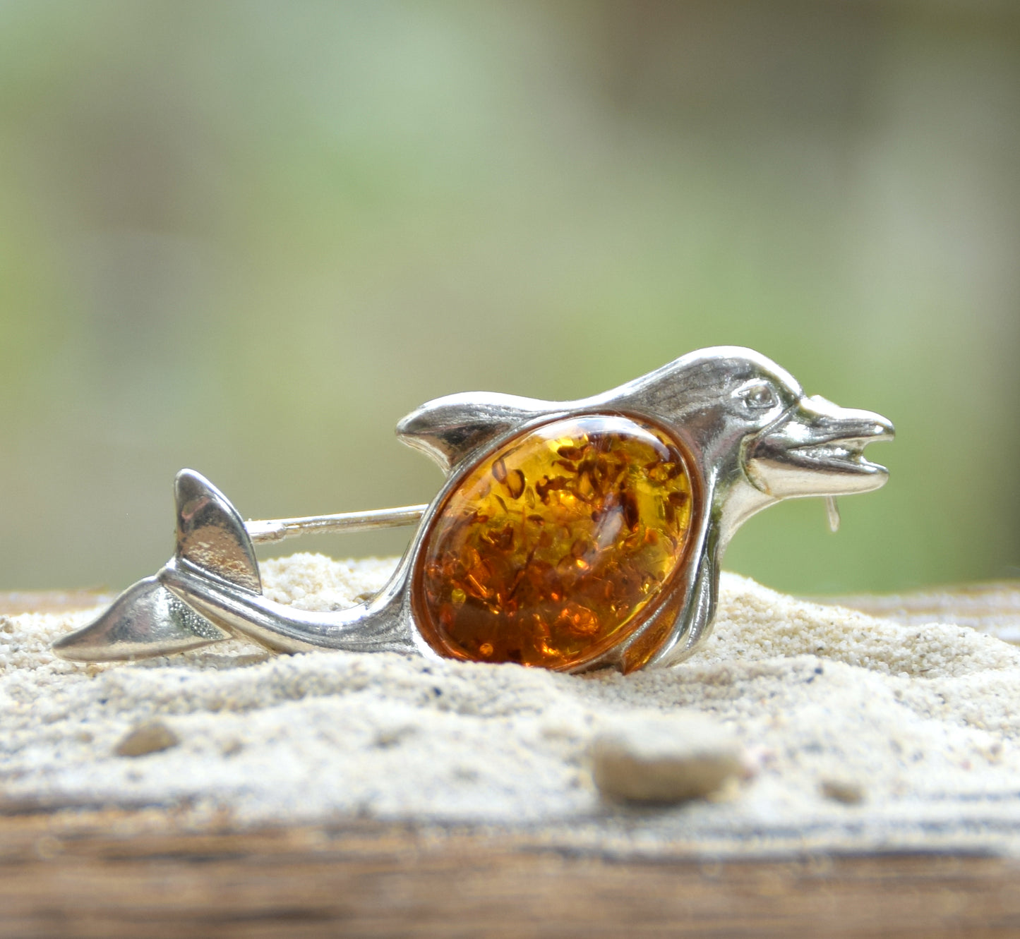 Leuchtende Brosche im maritimen Stil mit Delphin aus cognacfarbenem Naturbernstein und 925er Silber, MJ Baltica, BBR014
