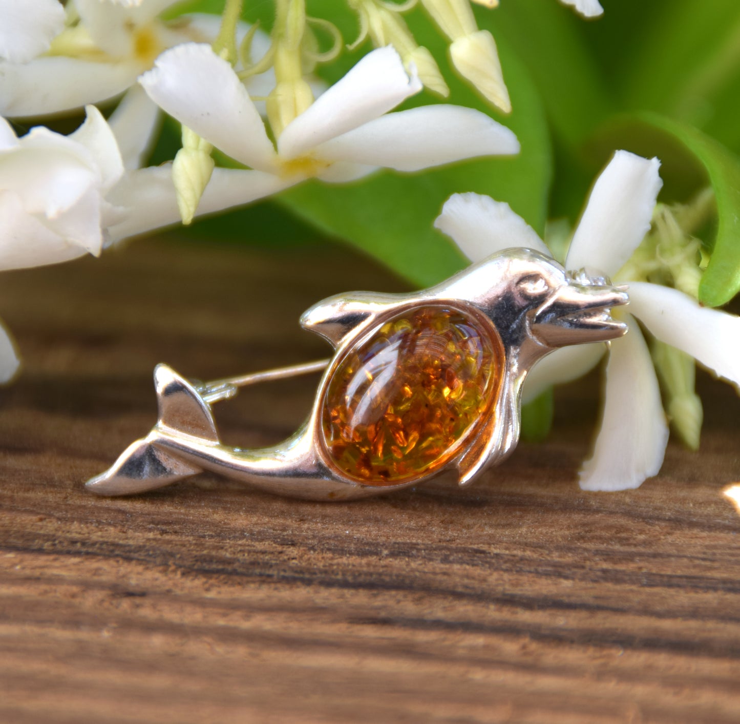 Leuchtende Brosche im maritimen Stil mit Delphin aus cognacfarbenem Naturbernstein und 925er Silber, MJ Baltica, BBR014