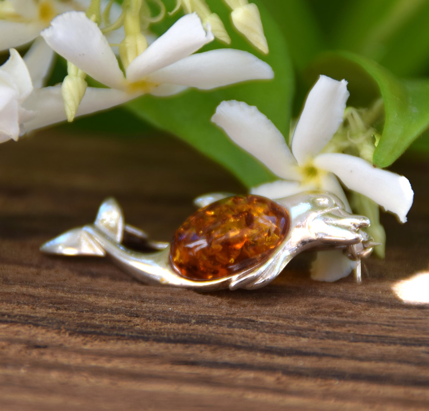 Leuchtende Brosche im maritimen Stil mit Delphin aus cognacfarbenem Naturbernstein und 925er Silber, MJ Baltica, BBR014