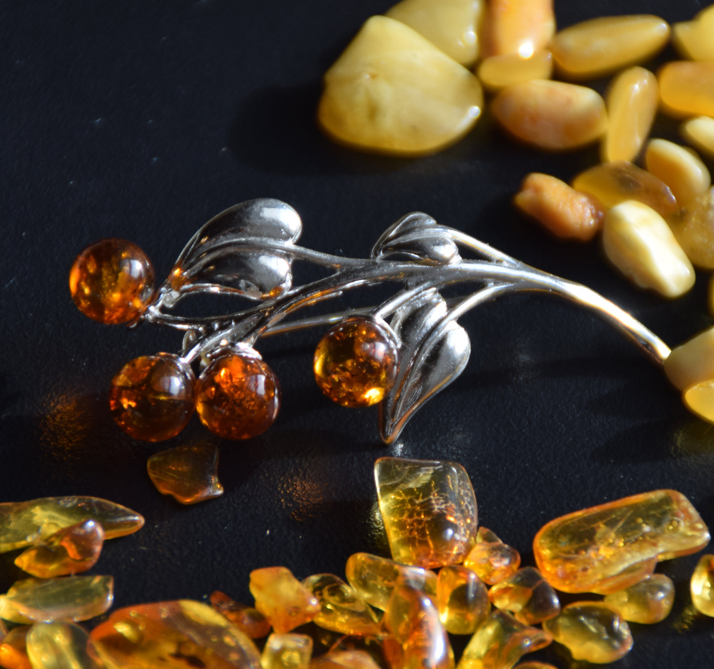 Luminosa spilla floreale creata con Ambra naturale color cognac e Argento 925, MJ Baltica, BBR018