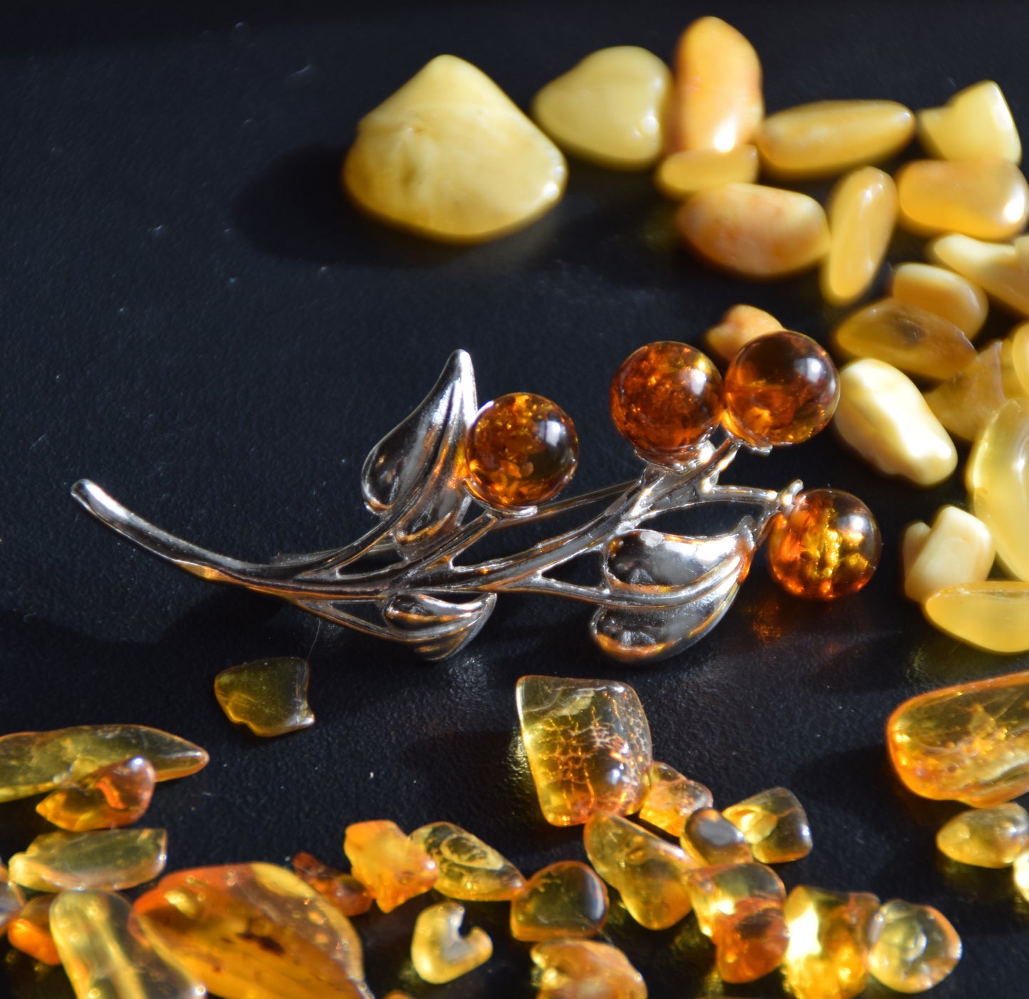 Luminosa spilla floreale creata con Ambra naturale color cognac e Argento 925, MJ Baltica, BBR018