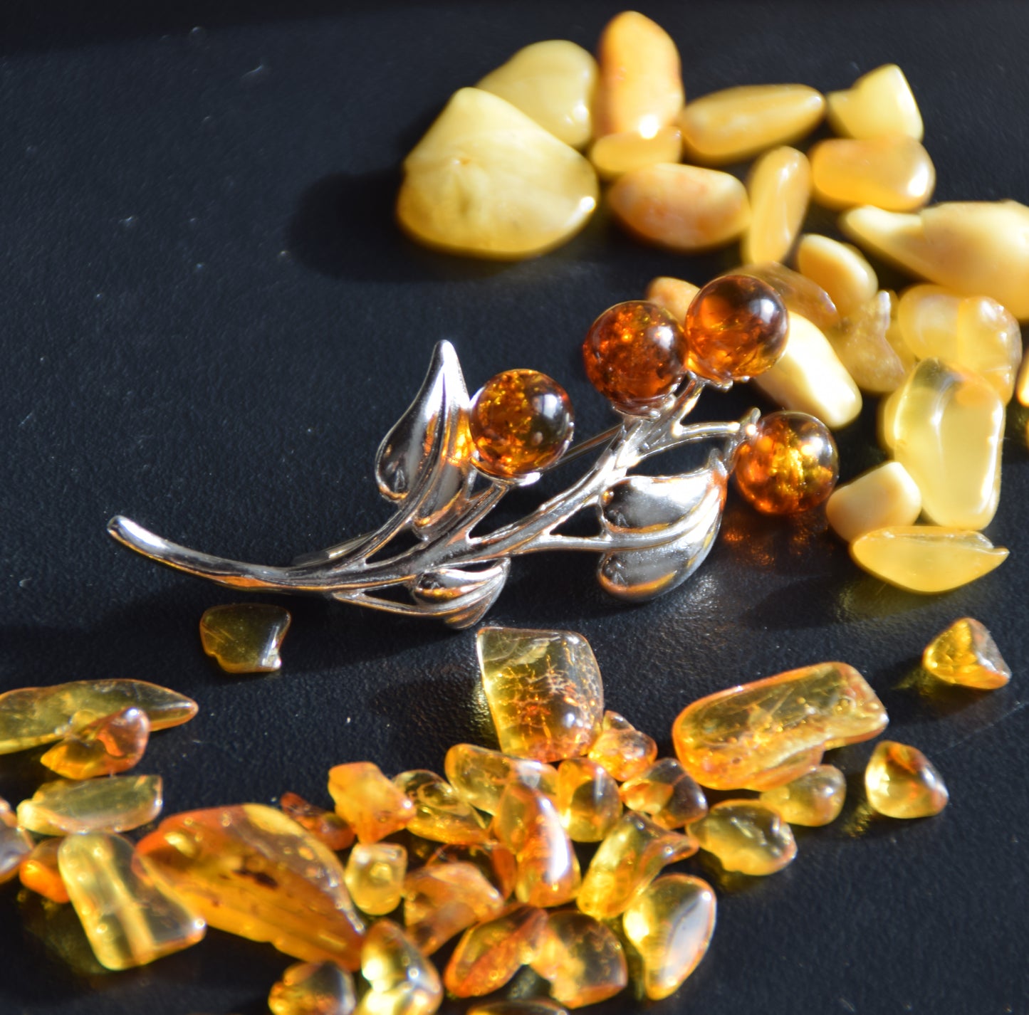 Luminosa spilla floreale creata con Ambra naturale color cognac e Argento 925, MJ Baltica, BBR018