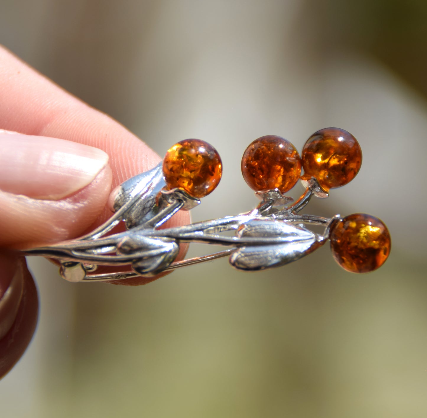 Leuchtende florale Brosche aus naturfarbenem Cognac-Bernstein und 925er Silber, MJ Baltica, BBR018