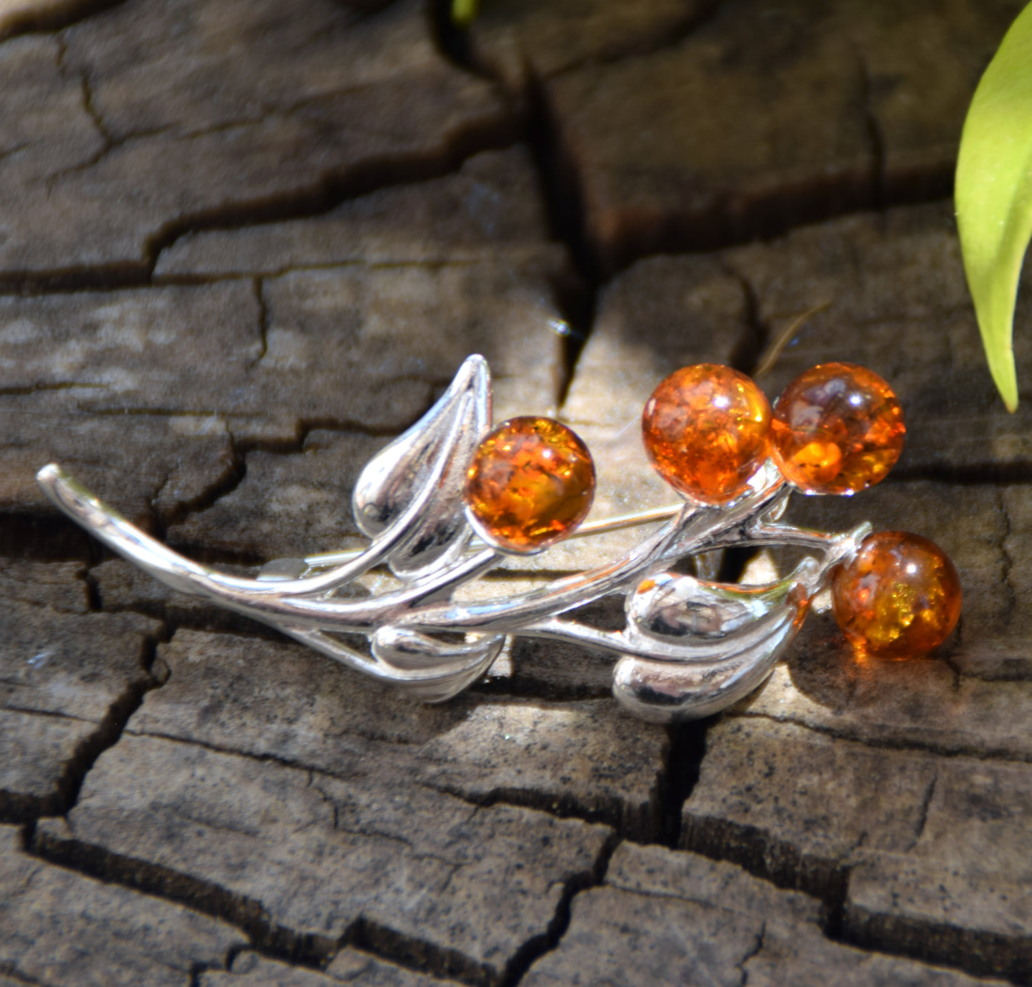 Leuchtende florale Brosche aus naturfarbenem Cognac-Bernstein und 925er Silber, MJ Baltica, BBR018