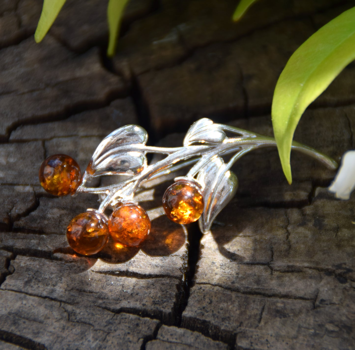 Leuchtende florale Brosche aus naturfarbenem Cognac-Bernstein und 925er Silber, MJ Baltica, BBR018